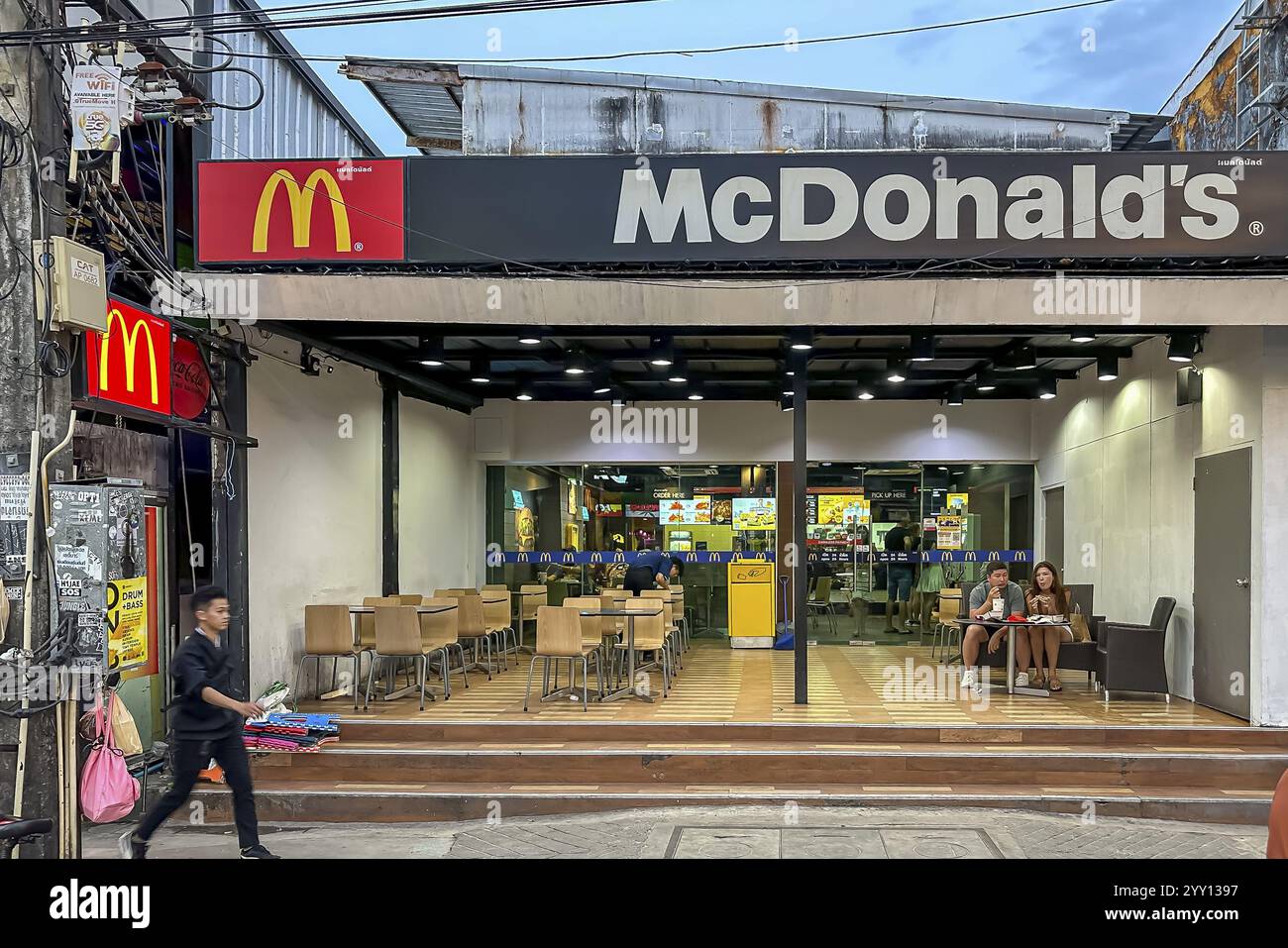 McDonald's fast food restaurant, Bangla Road, Patong, Kathu, Phuket Island, Thaïlande, Asie Banque D'Images