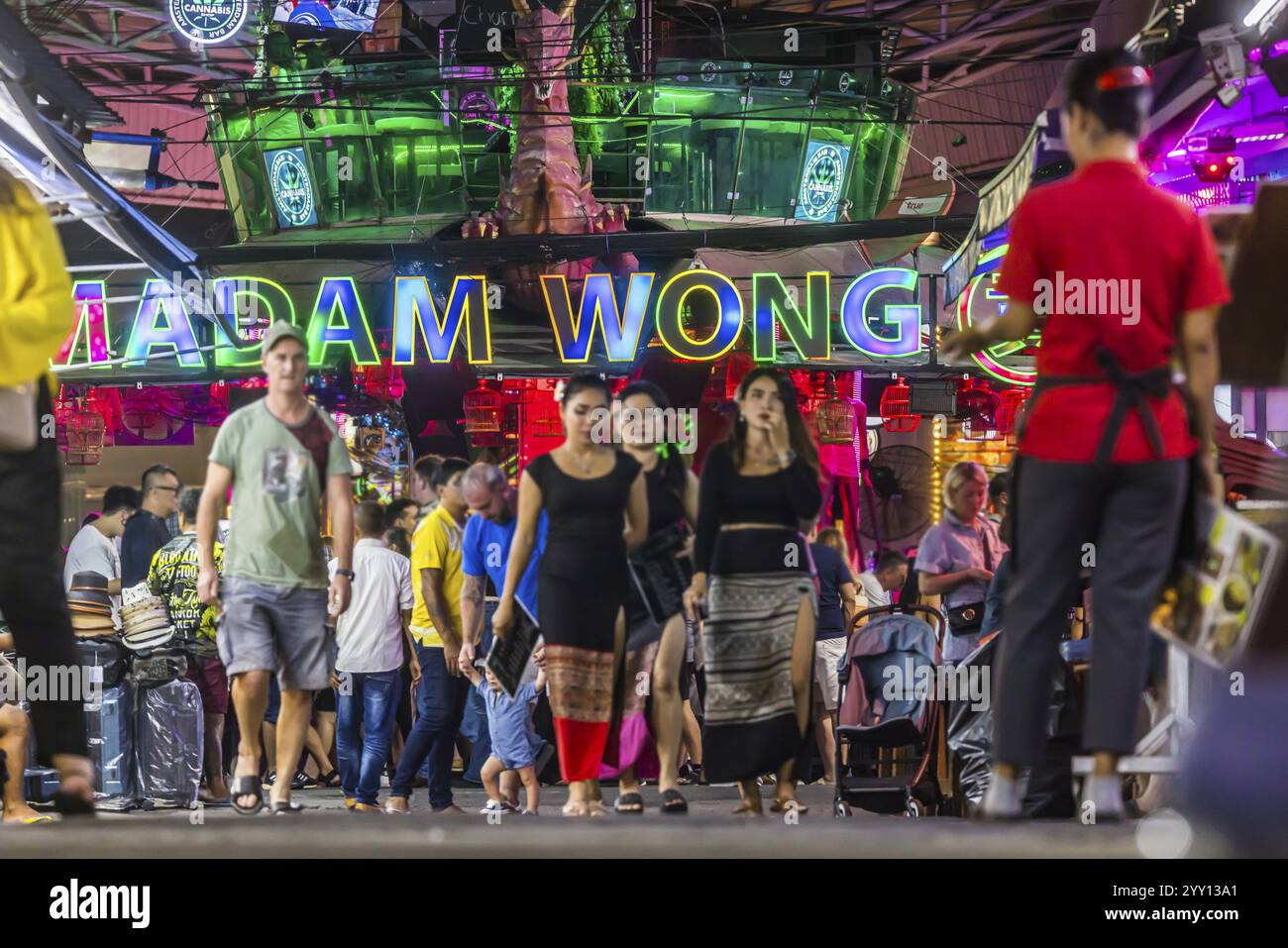 Foules de gens sur Bangla Street dans la soirée. Vie nocturne sur Bangla Walking Street avec Go-Go bars, clubs, bars de cannabis et une intensité sonore extrême. Paton Banque D'Images