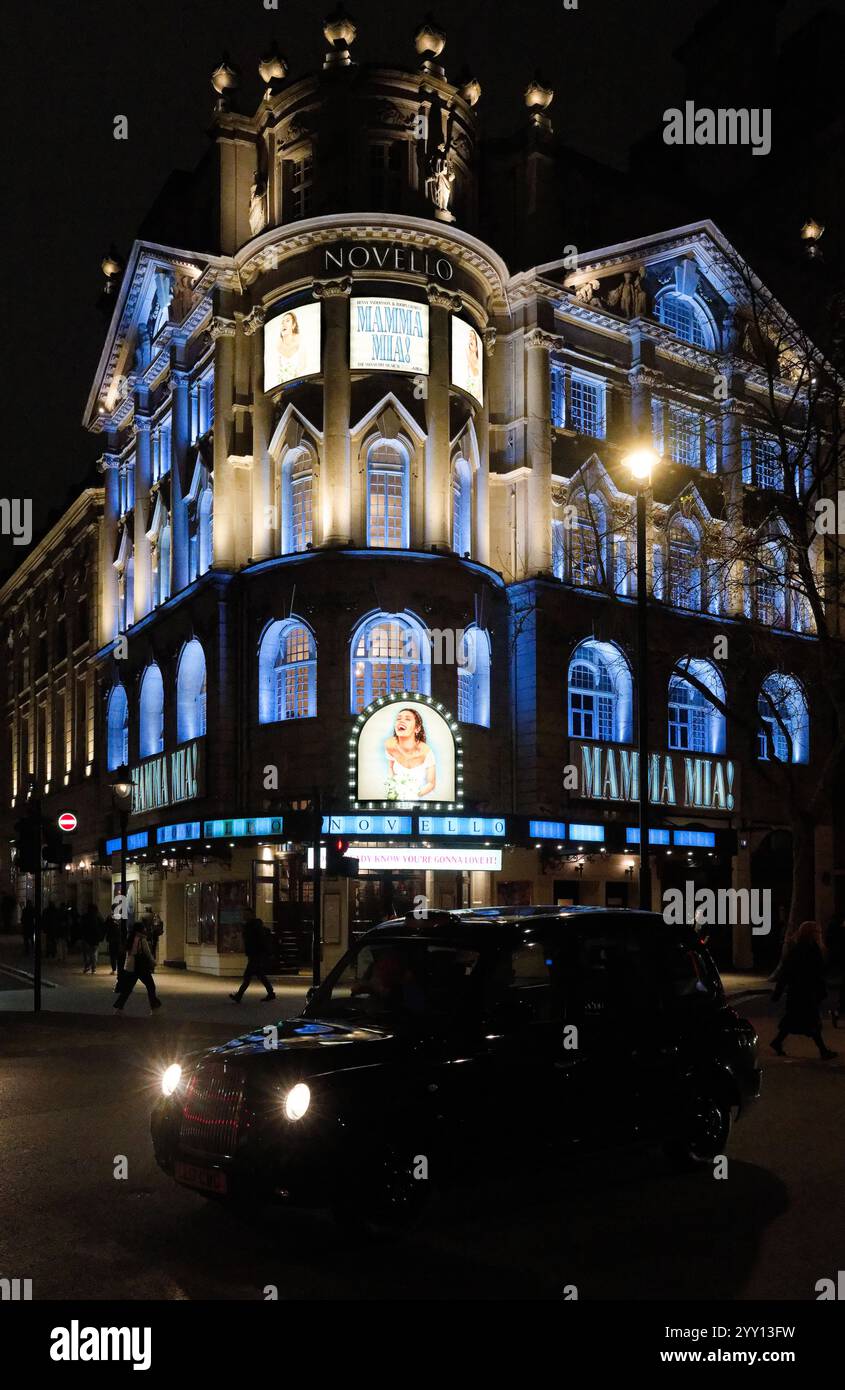 Mamma Mia ! Au Novello Theatre et taxi traditionnel London Black la nuit, Shaftsbury Avenue. Angleterre Banque D'Images