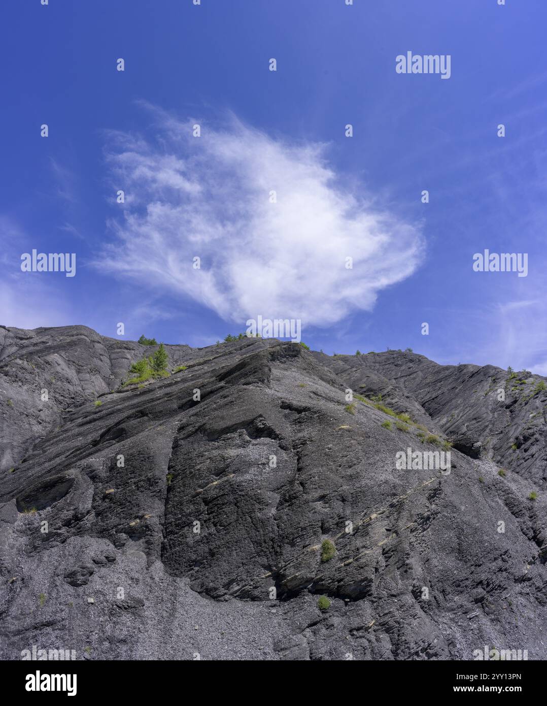 Ardoise sombre et nuage blanc sur un ciel bleu, Entraunes, Département Alpes-Maritimes, France, Europe Banque D'Images