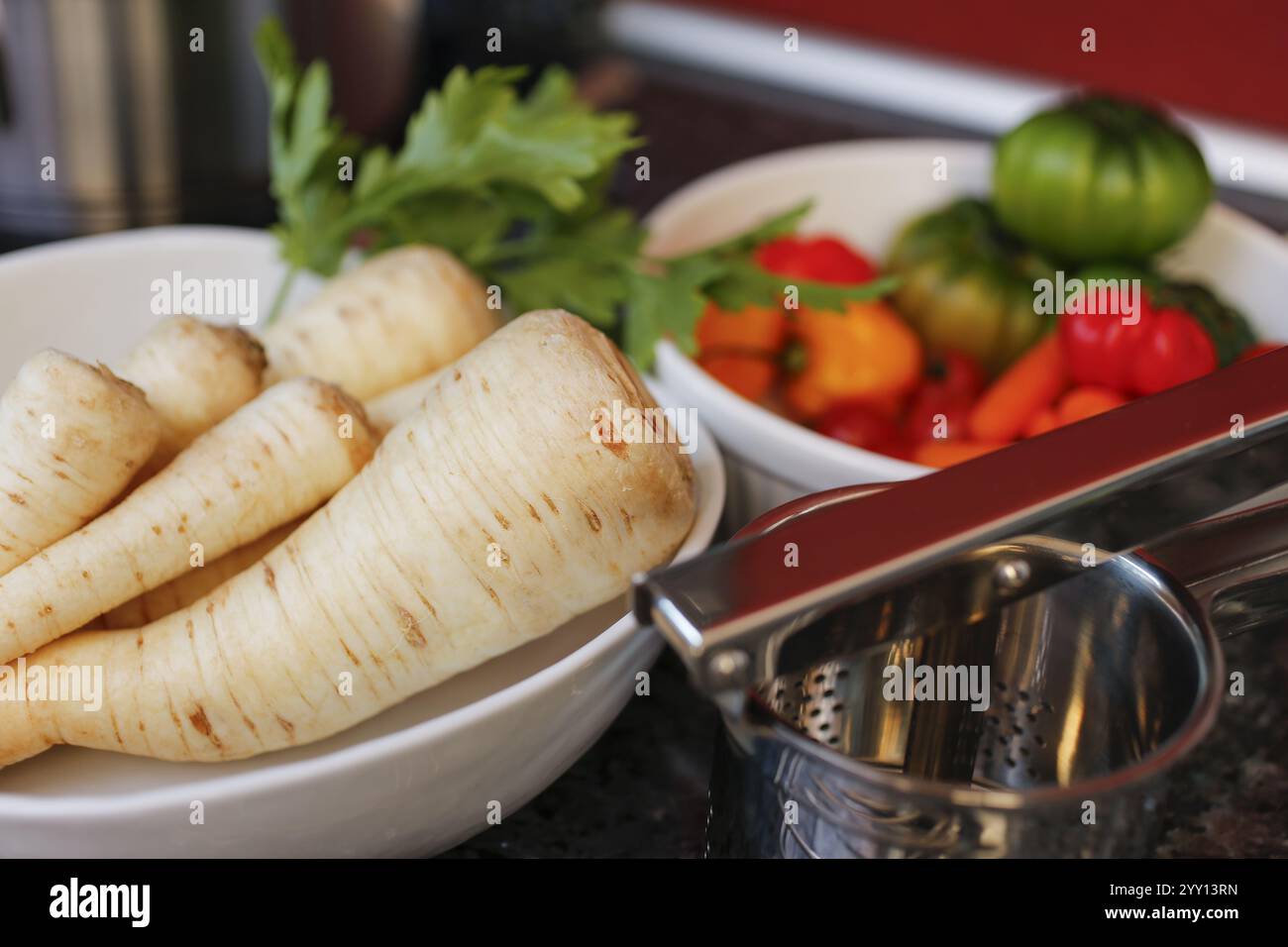 Cuisine souabe, racine de persil cru pour la préparation de racine de persil et purée de pommes de terre pour les rognons aigres, cuisine de grand-mère, régionale, ingredien Banque D'Images