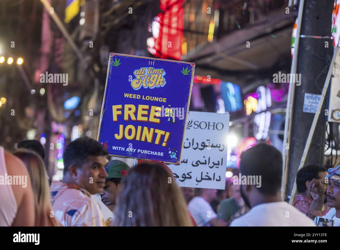 Légalisation des stupéfiants en Thaïlande. Le cannabis est proposé à la vente dans de nombreux endroits. Bangla Walking Street dans la soirée. Vie nocturne à Patong, Kathu, Banque D'Images