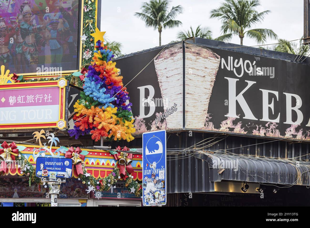 Arbre de Noël sous les palmiers sur Bangla Walking Street Patong. Les décorations de Noël en Thaïlande bouddhiste sont-elles une appropriation culturelle ? Patong, Kathu Banque D'Images