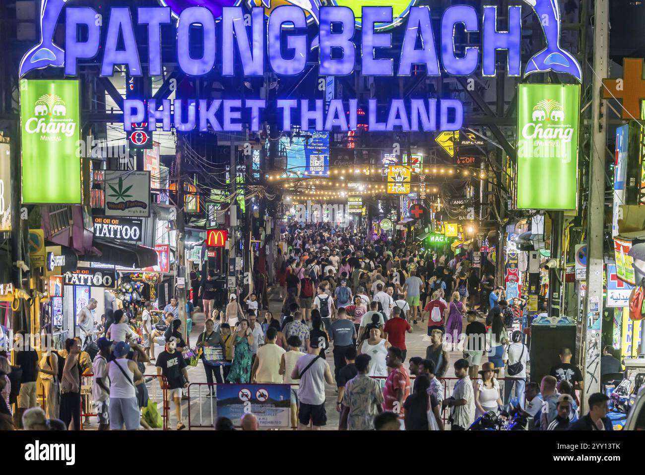 Foules de gens sur Bangla Street dans la soirée. Vie nocturne sur Bangla Walking Street avec Go-Go bars, clubs, bars de cannabis et une intensité sonore extrême. Paton Banque D'Images