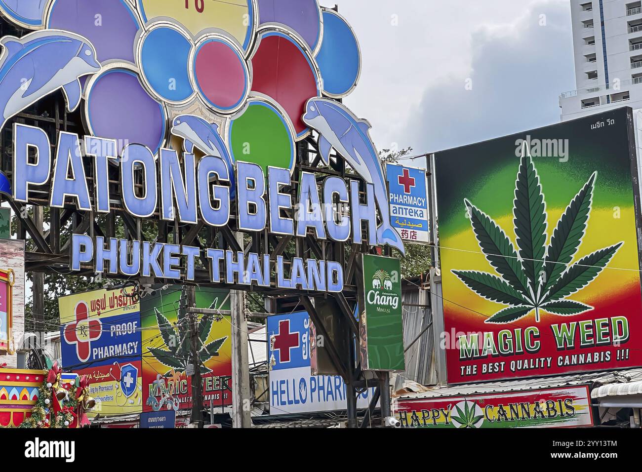 Légalisation des stupéfiants en Thaïlande. Le cannabis est proposé à la vente dans de nombreux endroits. Bangla Walking Street dans la soirée. Vie nocturne à Patong, Kathu, Banque D'Images