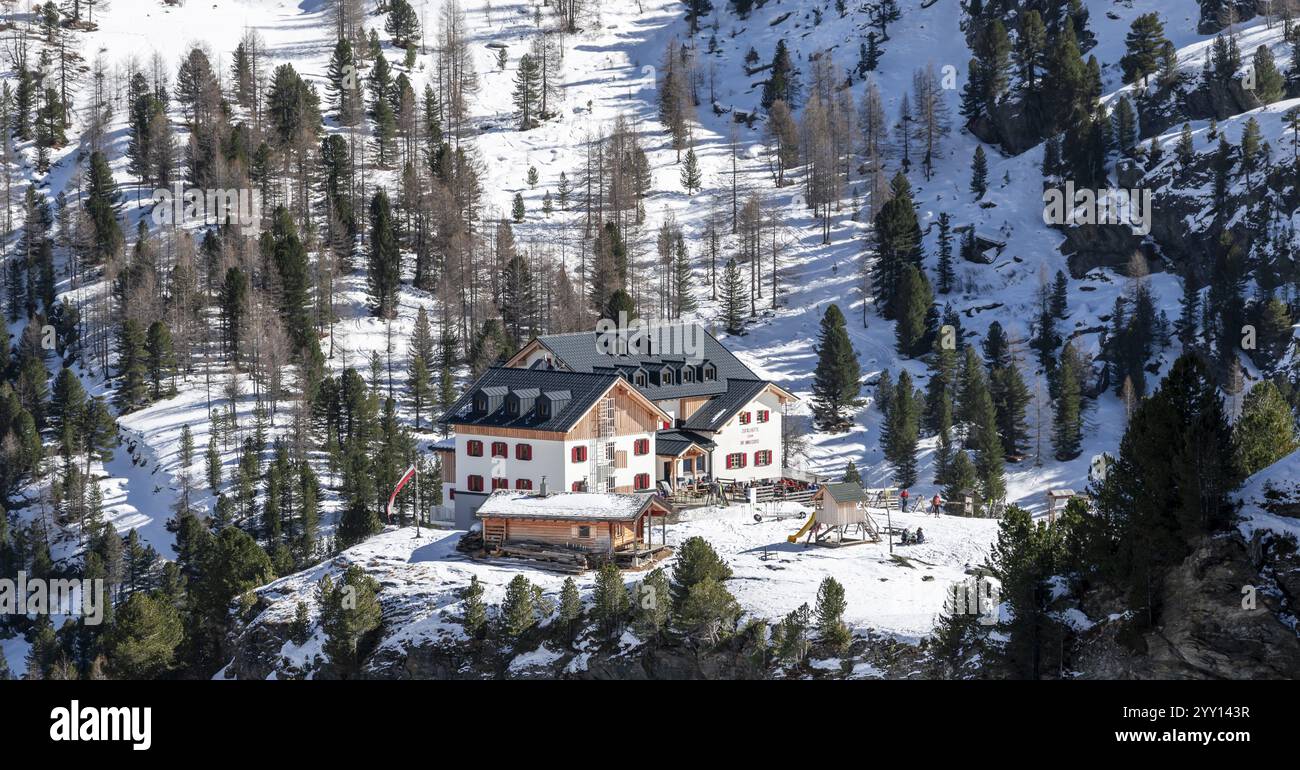 Cabane de montagne Zufallhuette, vue sur la vallée de Martell, paysage de montagne enneigé en hiver, Alpes d'Ortler, vallée de Vinschgau, Italie, Europe Banque D'Images