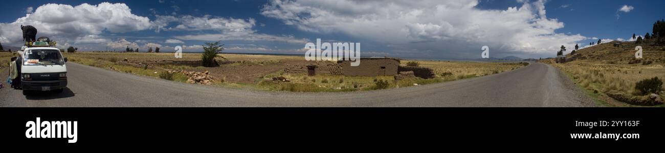 Paysage rural près du lac Titicaca, Bolivie scène rustique près du lac Titicaca en Bolivie, avec des collines verdoyantes et des champs traditionnels en terrasses. Banque D'Images