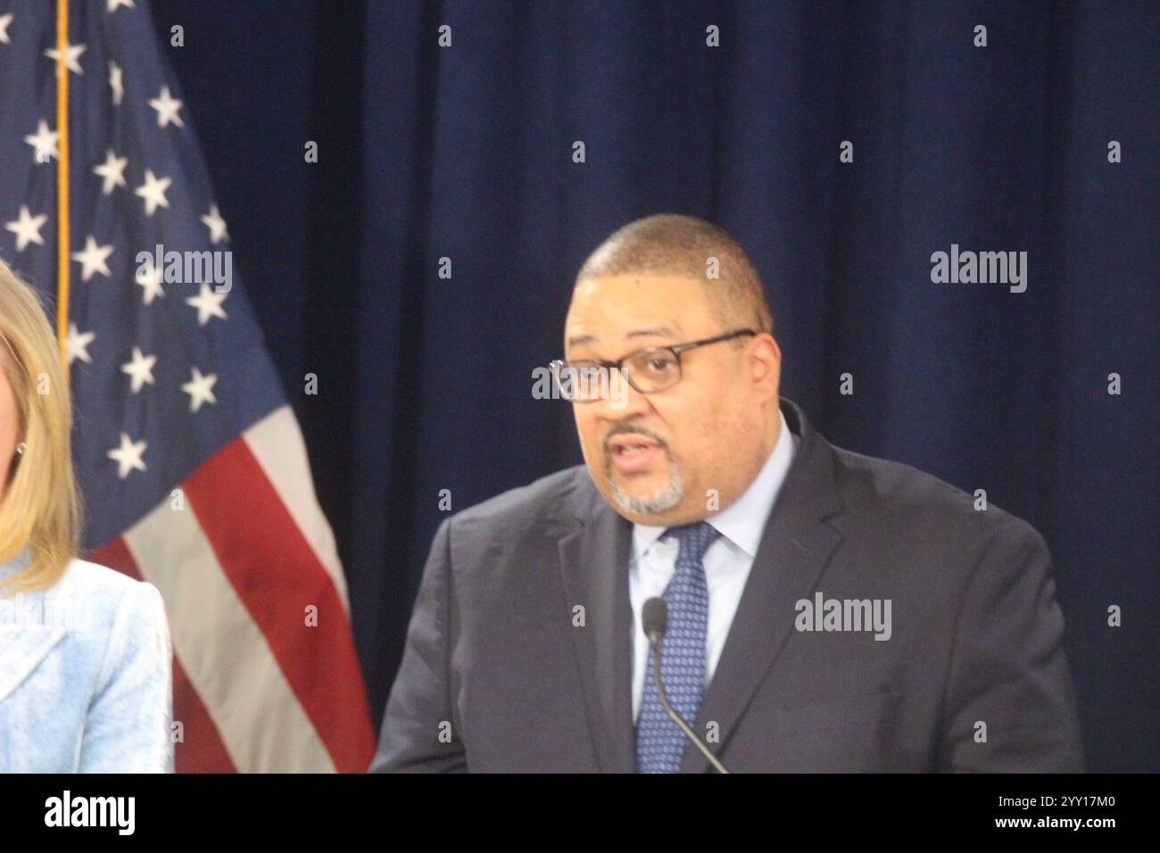 New York, États-Unis. 17 décembre 2024. Manhattan DA Alvin Bragg et la commissaire du NYPD Jessica Tisch annoncent l'inculpation de Luigi Mangione. Credit : Matthew Russell Lee/Alamy Live News Banque D'Images