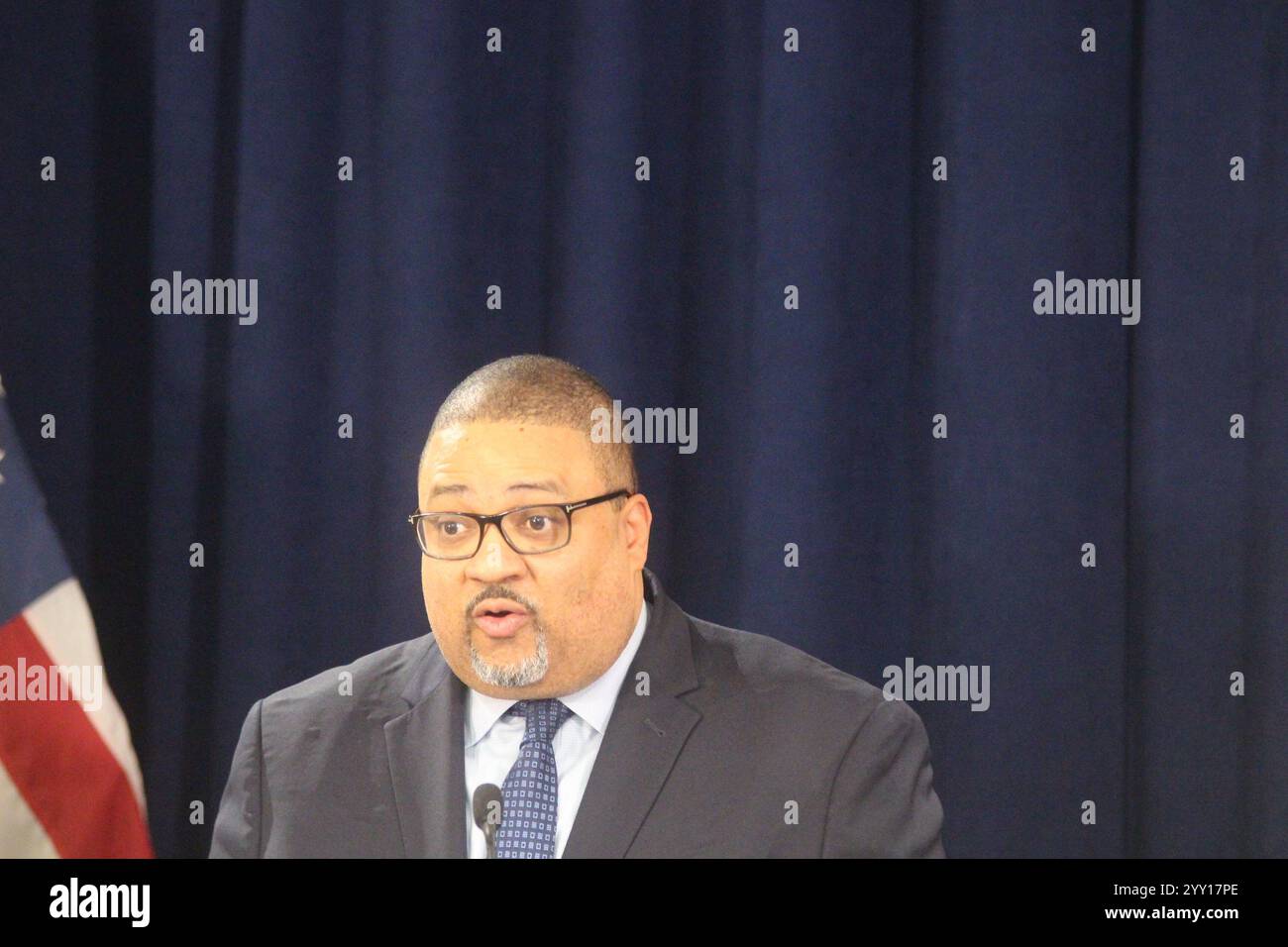 New York, États-Unis. 17 décembre 2024. Manhattan DA Alvin Bragg et la commissaire du NYPD Jessica Tisch annoncent l'inculpation de Luigi Mangione. Credit : Matthew Russell Lee/Alamy Live News Banque D'Images