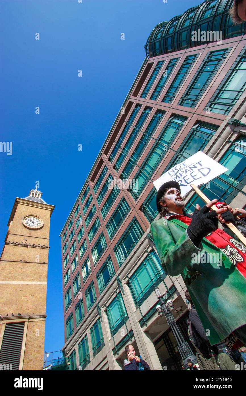 Lors de la manifestation du G20 de 2009 à Londres, un manifestant tient une pancarte indiquant « pas de cupidité rampante » pour exprimer son opposition au système financier mondial et aux politiques économiques discutées lors du sommet Banque D'Images