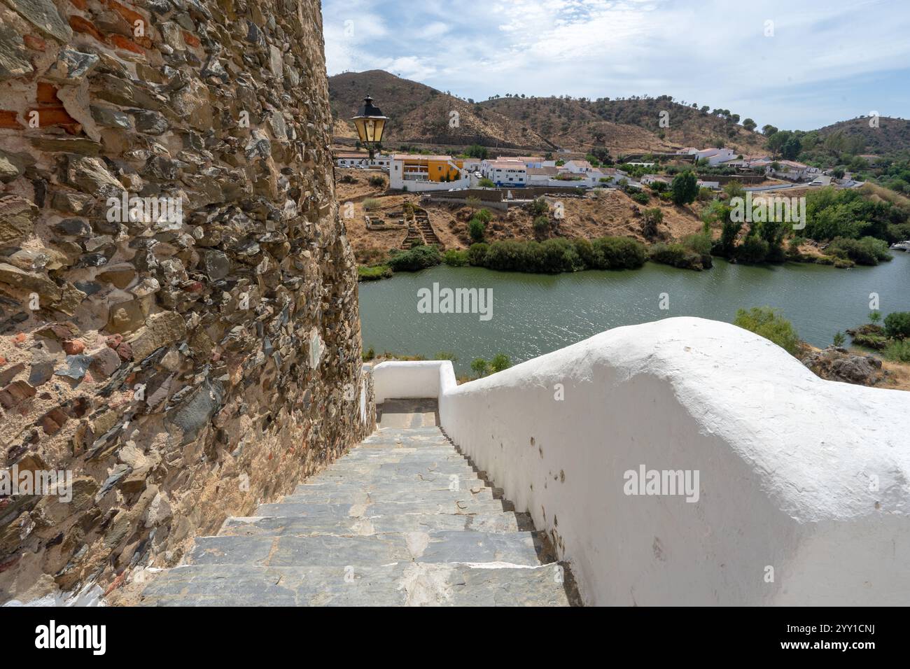 Escaliers sur le côté gauche donnant sur la rivière Guadiana, Alentejo localité de Mertola- Portugal. Banque D'Images