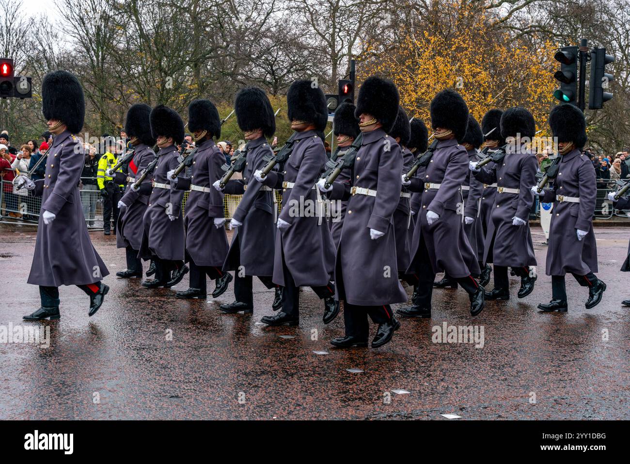Les Coldstream Guards quittent Wellington Barracks pour prendre part à la cérémonie de relève de la garde au Palais de Buckingham, Londres, Royaume-Uni. Banque D'Images