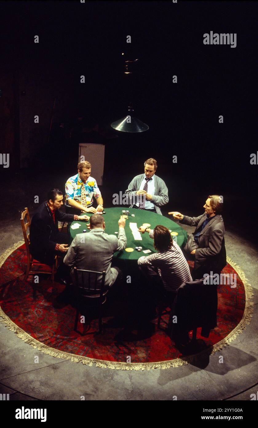 Dans le sens des aiguilles d’une montre à partir de la gauche : Phil Daniels (Frankie), Nigel Lindsay (Mugsy), Nicholas Day (Stephen), Tom Georgeson (Ash), David Bark Jones (Carl), Ray Winstone (Sweeney) dans DEALER’S CHOICE de Patrick Marber au Cottesloe Theatre, National Theatre (NT), Londres SE1 09/02/1995 design : Bunny Christie éclairage : Neil Austin réalisateur : Patrick Marber Banque D'Images