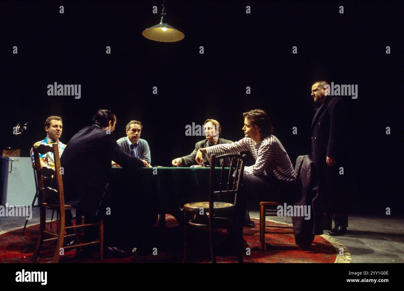 Dans le sens des aiguilles d’une montre en partant de l’extrême gauche : Nigel Lindsay (Mugsy), Nicholas Day (Stephen), Tom Georgeson (Ash), Ray Winstone (Sweeney), David Bark Jones (Carl), Phil Daniels (Frankie - retour à la caméra) dans DEALER’S CHOICE de Patrick Marber au Cottesloe Theatre, National Theatre (NT), Londres SE1 09/02/1995 design : Bunny Christie éclairage : Neil Austin réalisateur : Patrick Marber Banque D'Images