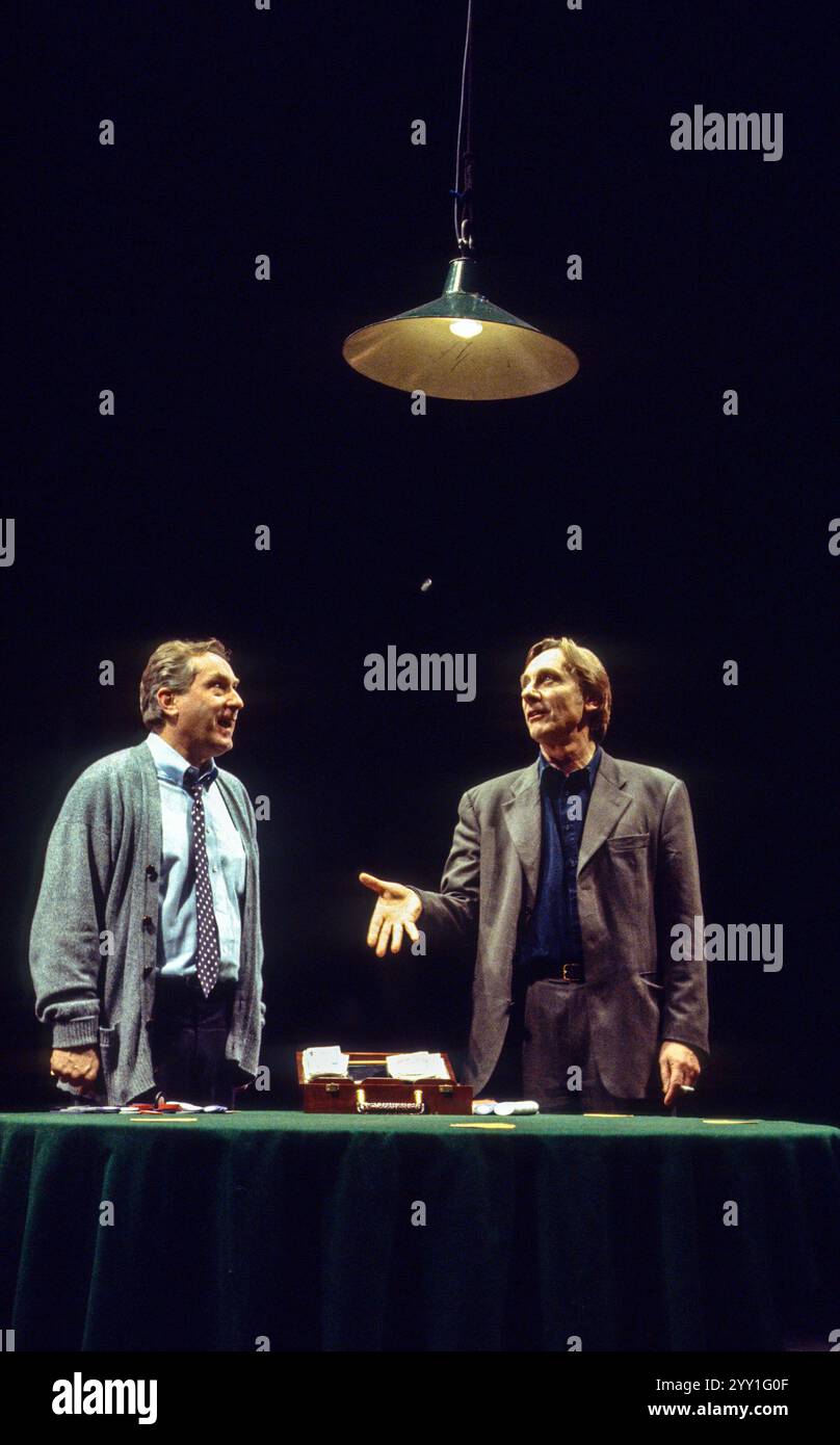 de gauche à droite : Nicholas Day (Stephen), Tom Georgeson (Ash) dans DEALER’S CHOICE de Patrick Marber au Cottesloe Theatre, National Theatre (NT), Londres SE1 09/02/1995 design : Bunny Christie éclairage : Neil Austin réalisateur : Patrick Marber Banque D'Images