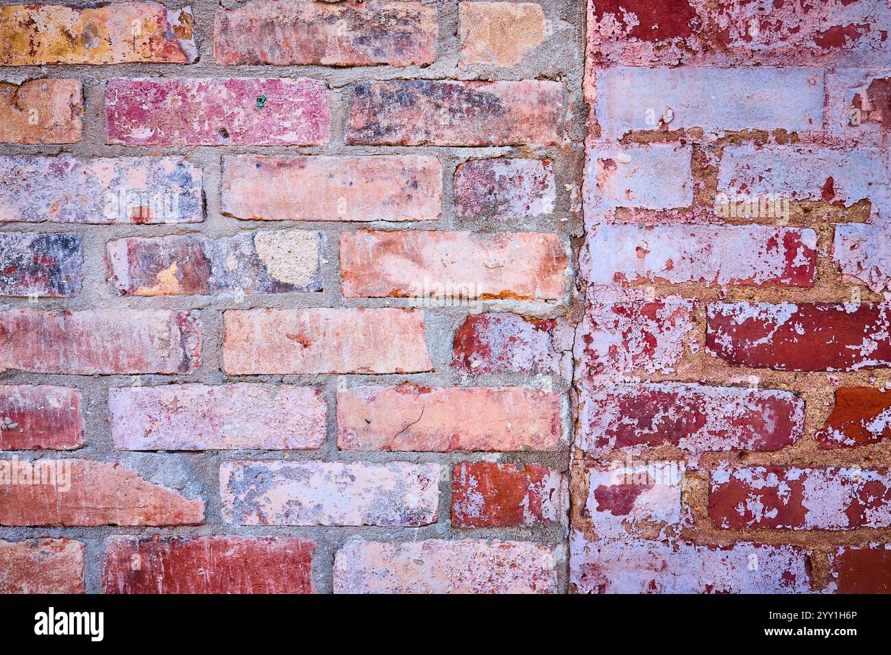 Texture de mur de briques altérées gros plan perspective à hauteur des yeux Banque D'Images