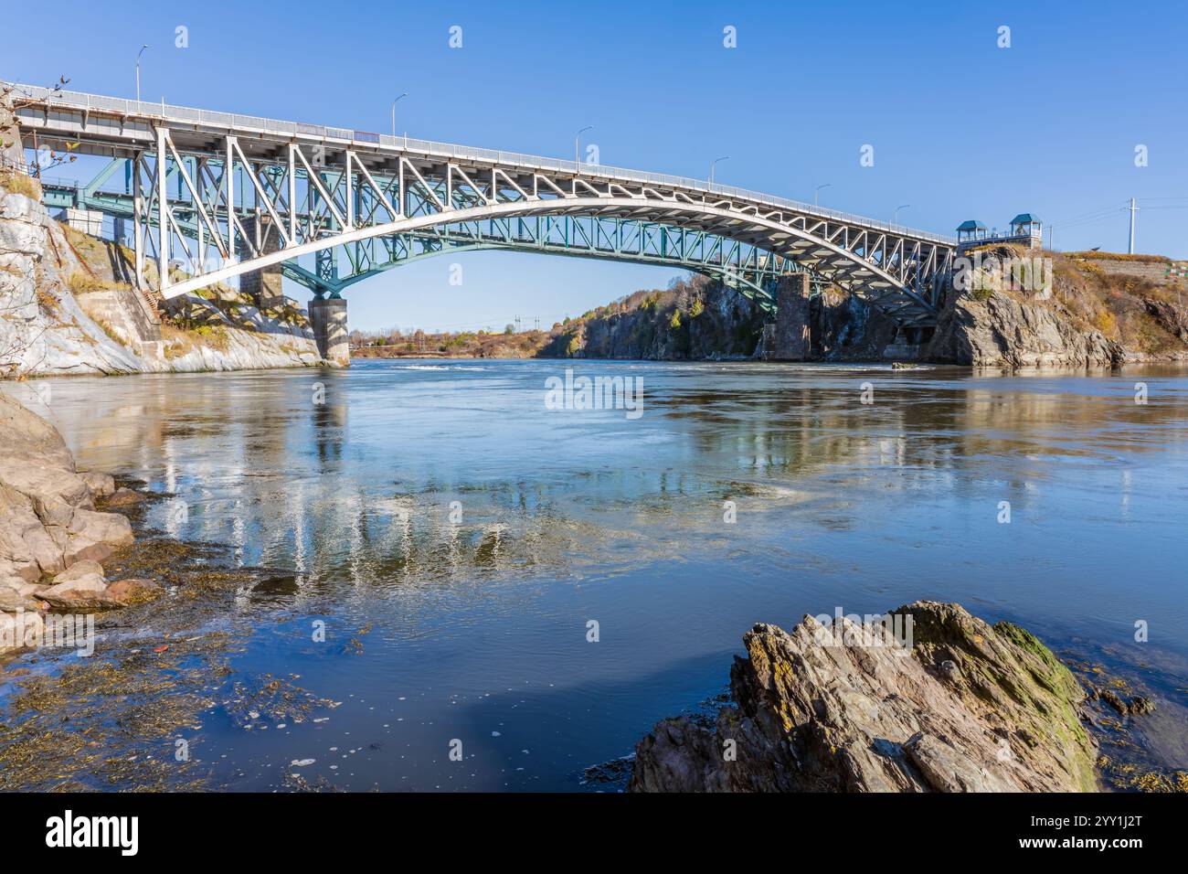 Le pont Reversing Falls enjambe la rivière St John à l'emplacement des Reversing Falls. Les zones d'observation aux deux extrémités du pont permettent aux spectateurs t Banque D'Images
