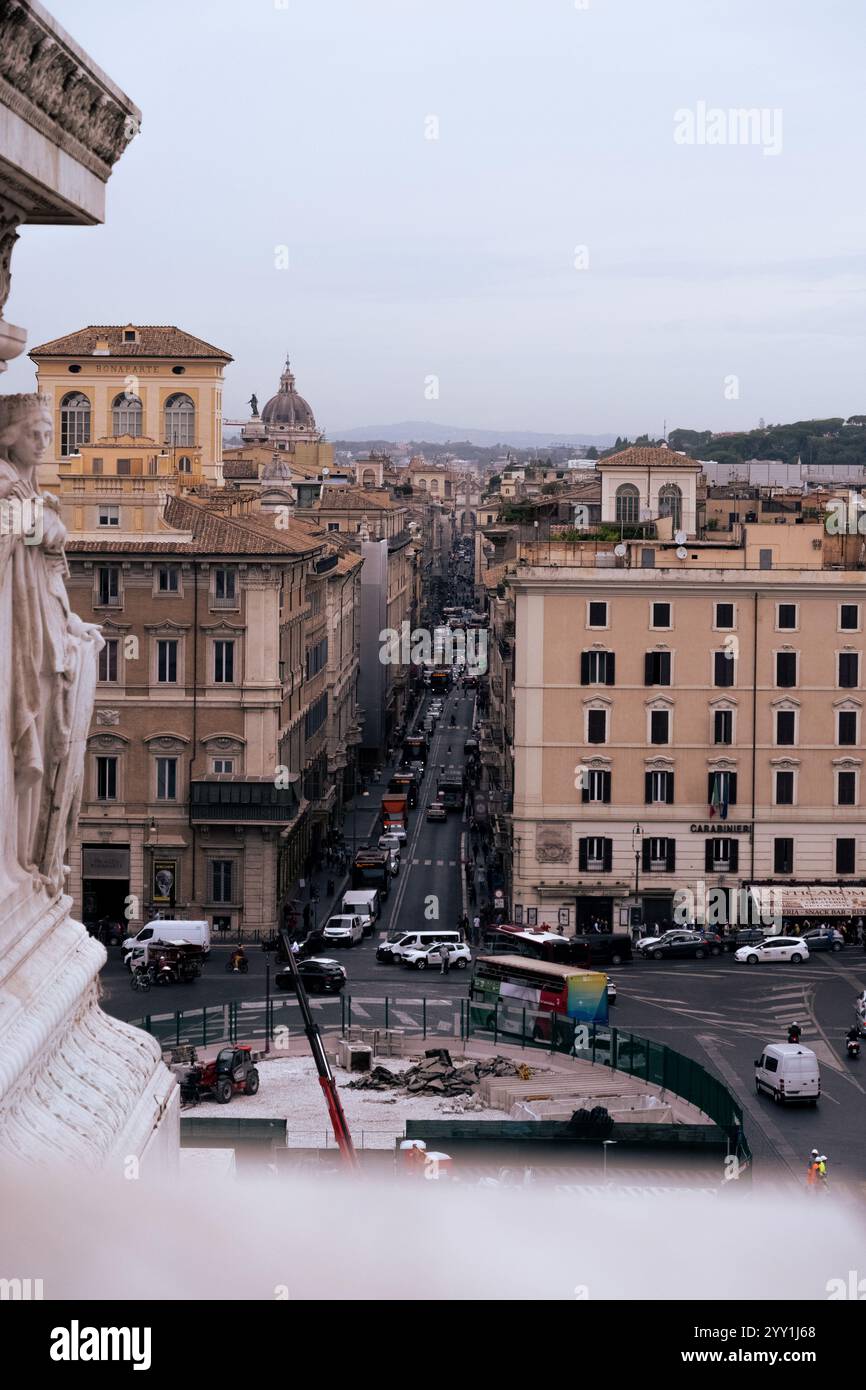 Vue imprenable sur les rues et les voitures de Rome, paysage urbain dynamique, vie urbaine, magnifique vue d'ensemble de la vie urbaine animée de Rome Banque D'Images