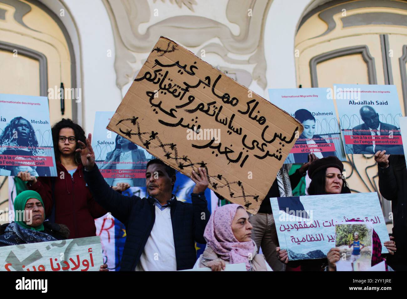 Tunis, Tunisie, 18 décembre 2024. Militants et manifestants se rassemblent devant le théâtre de l’avenue Habib Bourguiba pour réclamer des droits pour les migrants qui entreprennent la périlleuse traversée de la Méditerranée pour rejoindre l’Italie et l’Europe. Les participants ont dénoncé le traitement réservé par l'Italie aux migrants en situation irrégulière arrivant sur ses côtes, les accords conclus par la Tunisie avec l'Italie et l'UE pour endiguer le flux d'arrivées irrégulières vers l'Europe, ainsi que le "Nouveau Pacte sur les migrations et l'asile" de l'UE. La manifestation a coïncidé avec la Journée internationale des migrants Banque D'Images