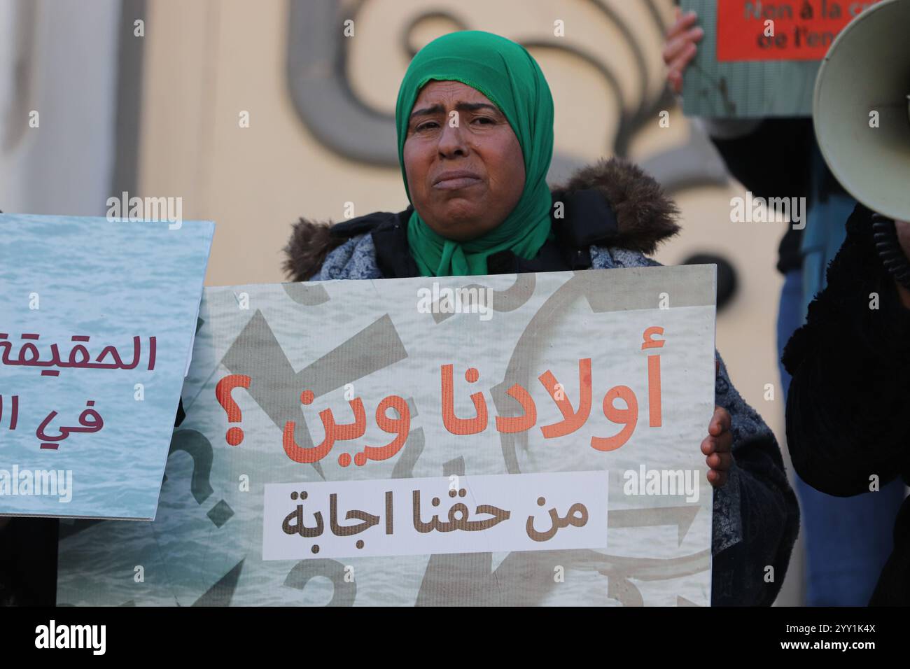 Tunis, Tunisie, 18 décembre 2024. Militants et manifestants se rassemblent devant le théâtre de l’avenue Habib Bourguiba pour réclamer des droits pour les migrants qui entreprennent la périlleuse traversée de la Méditerranée pour rejoindre l’Italie et l’Europe. Les participants ont dénoncé le traitement réservé par l'Italie aux migrants en situation irrégulière arrivant sur ses côtes, les accords conclus par la Tunisie avec l'Italie et l'UE pour endiguer le flux d'arrivées irrégulières vers l'Europe, ainsi que le "Nouveau Pacte sur les migrations et l'asile" de l'UE. La manifestation a coïncidé avec la Journée internationale des migrants Banque D'Images