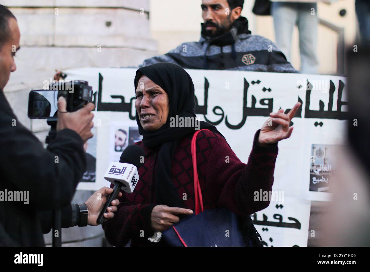 18 décembre 2024 : Tunis, Tunisie, 18 décembre 2024. Militants et manifestants se rassemblent devant le théâtre de l’avenue Habib Bourguiba pour réclamer des droits pour les migrants qui entreprennent la périlleuse traversée de la Méditerranée pour rejoindre l’Italie et l’Europe. Les participants ont dénoncé le traitement réservé par l'Italie aux migrants irréguliers arrivant sur ses côtes, les accords conclus par la Tunisie avec l'Italie et l'UE pour endiguer le flux d'arrivées irrégulières vers l'Europe, et le ''Nouveau Pacte sur les migrations et l'asile'' de l'UE. La manifestation a coïncidé avec la Journée internationale des migrants (crédit image : © Hasan mrad/IMAGESLIVE via ZUMA Press Wire) ÉDITEUR Banque D'Images