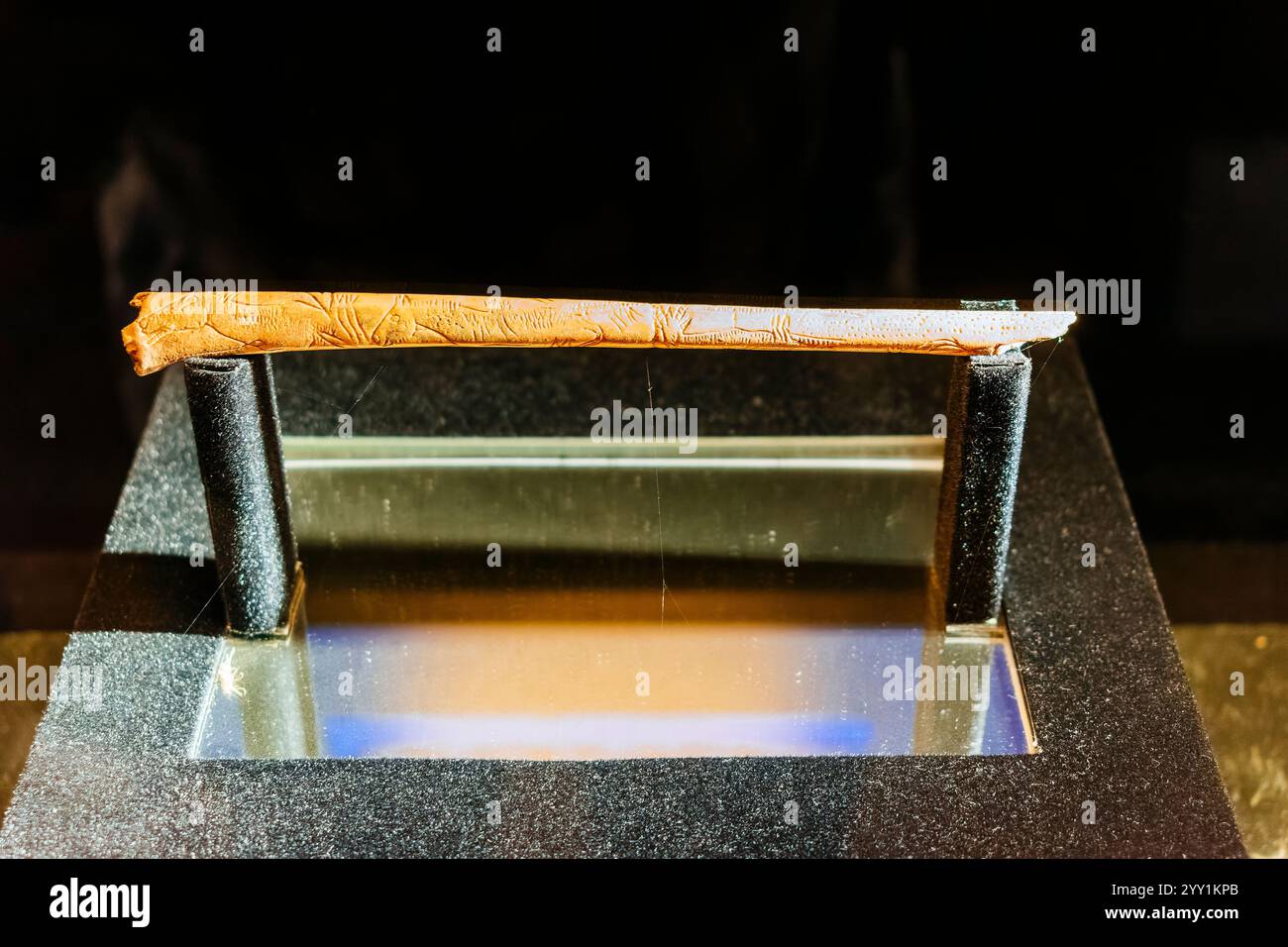 Os torre. Trouvé dans la grotte Torre, Oiartzum, GuipuzKoa. Son importance est donnée par le matériau utilisé et la représentation surprenante. Musée Buildi Banque D'Images