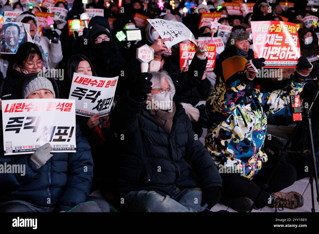 Séoul, Corée du Sud. 18 décembre 2024. Les manifestants se rassemblent dans un parc avec des pancartes et des affiches exprimant leur opinion lors d'une manifestation près de la Cour constitutionnelle. Le tribunal fixera le calendrier du procès et votera en faveur de l'affaire de destitution. Si le tribunal confirme la destitution, la nouvelle élection présidentielle doit avoir lieu dans les 60 jours. En cas de rejet, Yoon revient immédiatement au bureau. (Photo de Viola Kam/SOPA images/SIPA USA) crédit : SIPA USA/Alamy Live News Banque D'Images