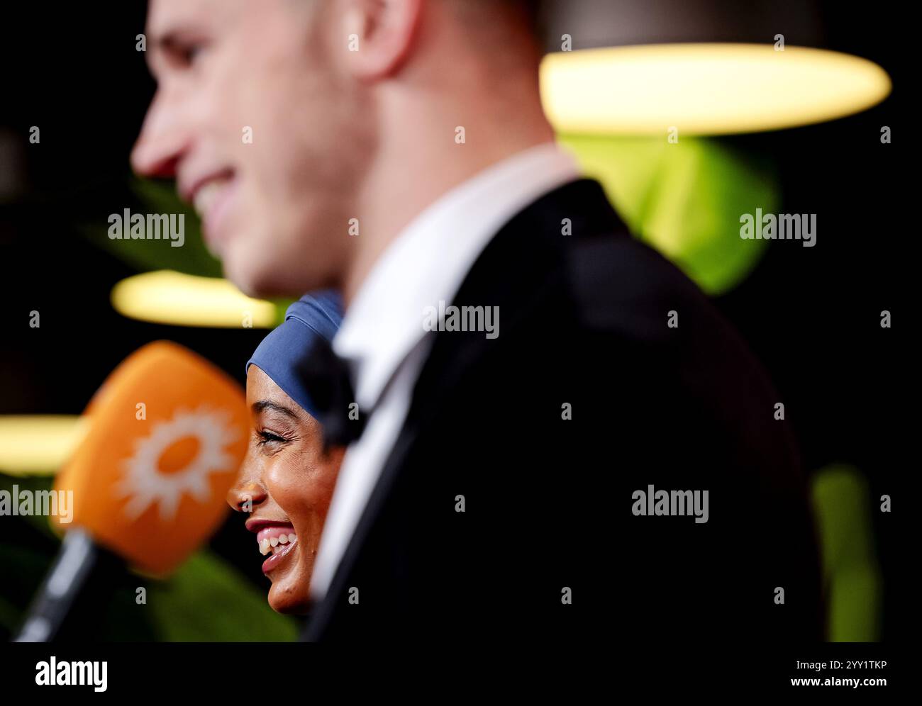 ARNHEM - Sifan Hassan et Harrie Lavreysen sur le tapis rouge avant la remise des prix sportifs lors du NOC*NSF Sportgala. ANP ROBIN VAN LONKHUIJSEN Banque D'Images