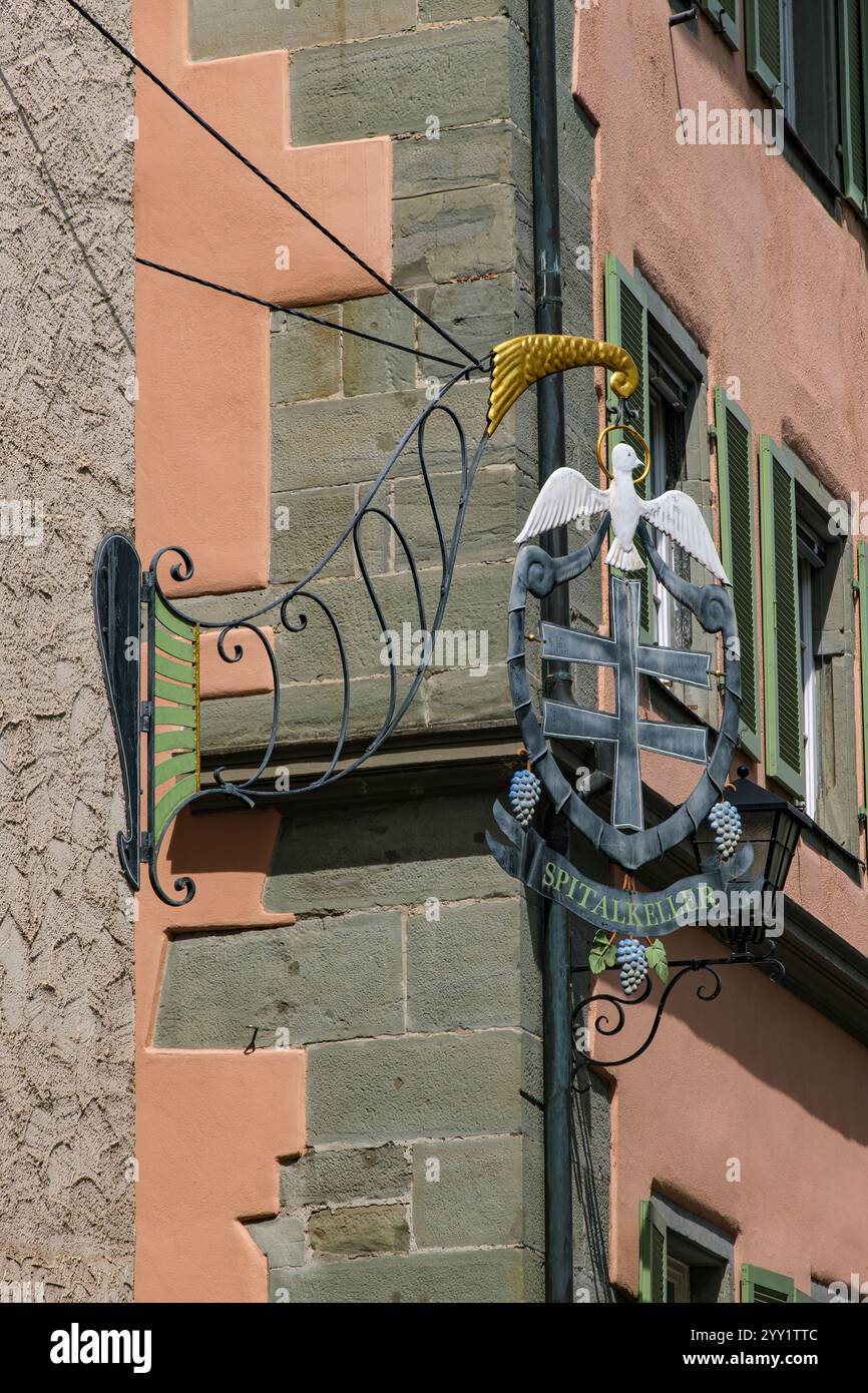 Plaque signalétique sur le Spitalkeller dans le Steinhaus, un bâtiment médiéval datant d'environ 1351 dans la vieille ville de Überlingen, Bade-Württemberg, Allemagne. Banque D'Images