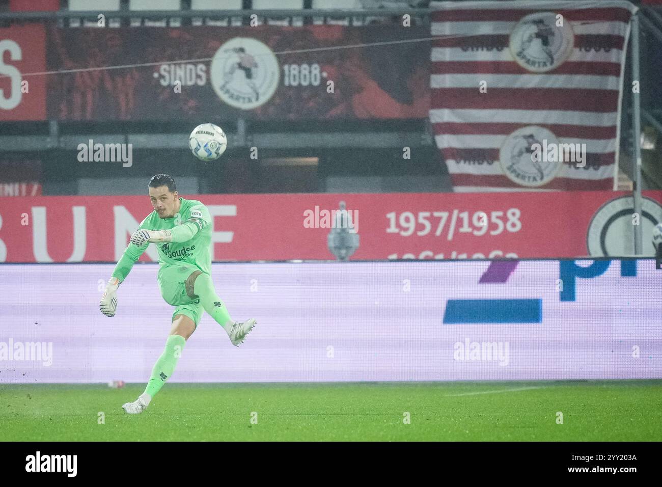 Rotterdam - le gardien de but Nick Olij des pays-Bas lors de la deuxième manche de la saison KNVB Beker 2024/2025, la coupe nationale néerlandaise. Le match se déroule entre le Sparta Rotterdam et Go Ahead Eagles au Het Kasteel le 18 décembre 2024 à Rotterdam, aux pays-Bas. (VK Sportphoto/Danny de Groot) Banque D'Images