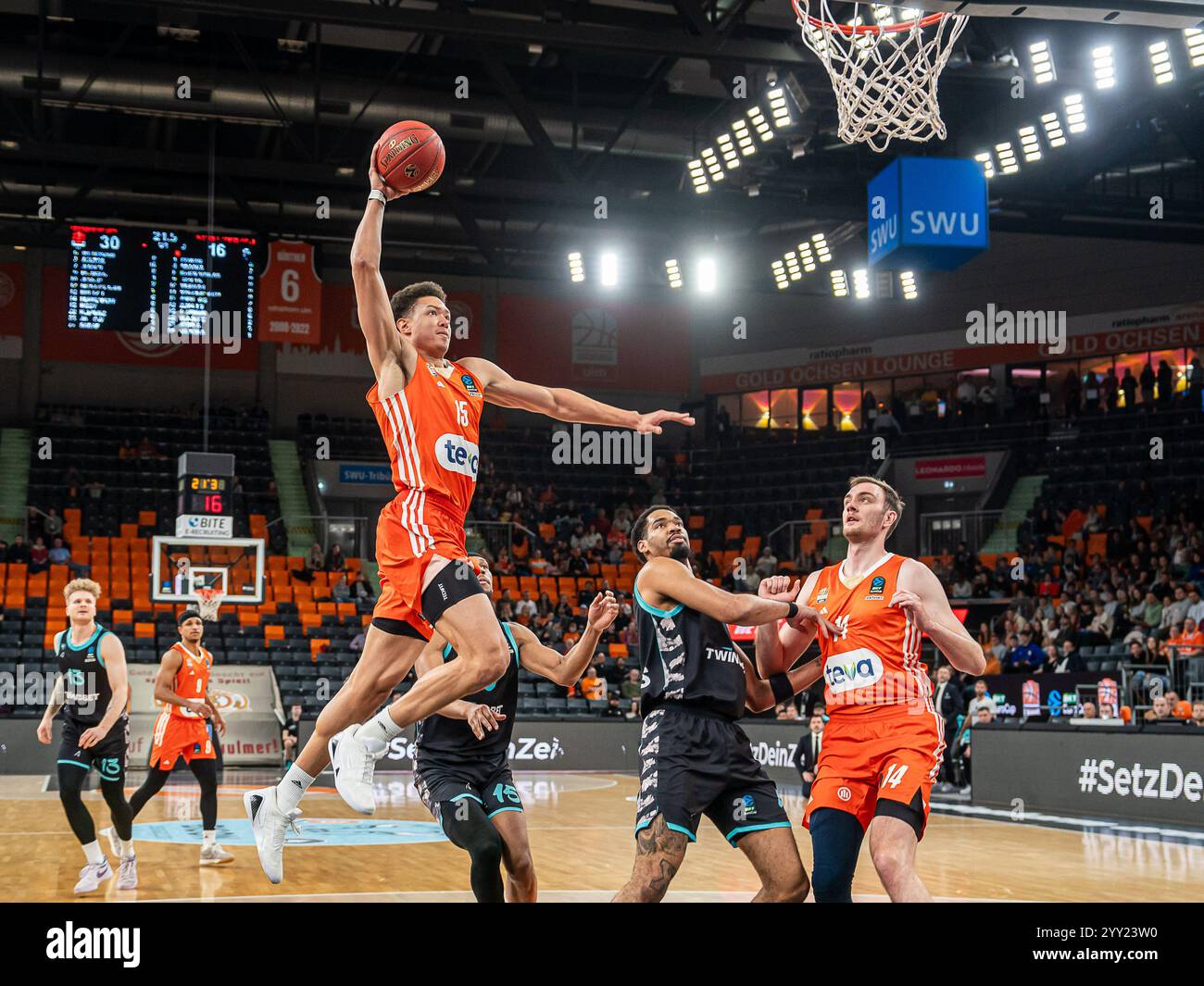 Isaiah Roby (ratiopharm Ulm, #15) fliegt durch die Luft, ratiopharm Ulm v. Wolves Twinsbet Vilnius, Basketball, Eurocup, Spielzeit 2024/2025, 18.12.2024 Foto : EIBNER/Michael Schmidt Banque D'Images