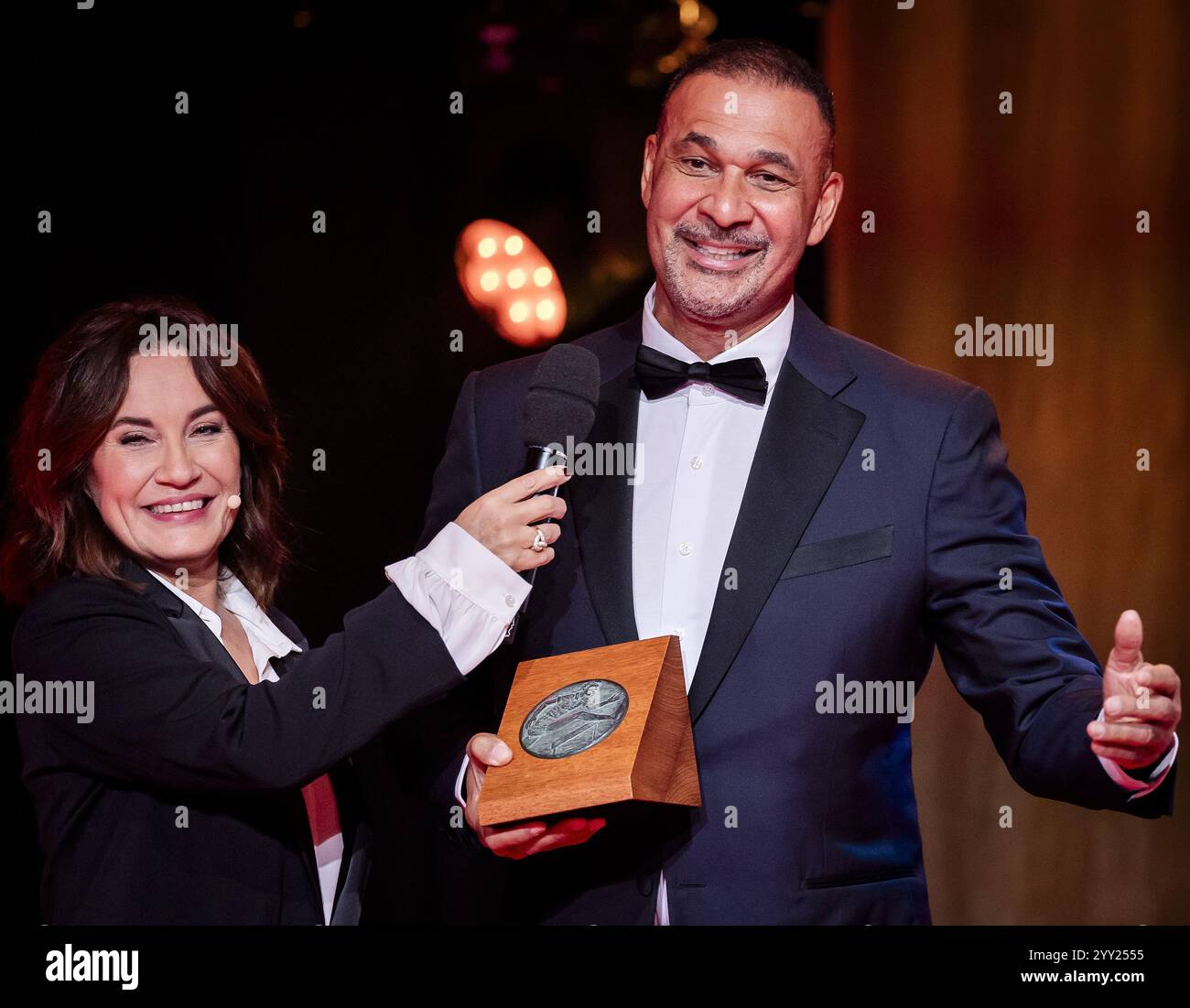 ARNHEM - Ruud Gullit sur scène après avoir remporté le Prix de carrière Fanny Blankers-Koen lors de la remise de prix sportifs lors du Gala sportif du CNO*NSF. ANP ROBIN VAN LONKHUIJSEN Banque D'Images