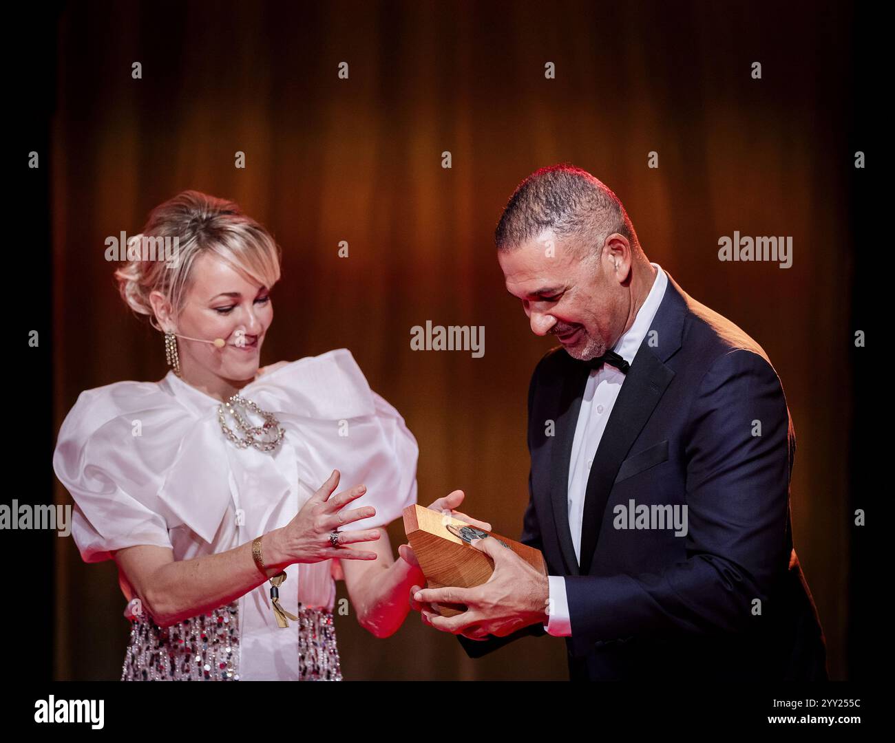 ARNHEM - Ruud Gullit sur scène après avoir remporté le Prix de carrière Fanny Blankers-Koen lors de la remise de prix sportifs lors du Gala sportif du CNO*NSF. ANP ROBIN VAN LONKHUIJSEN Banque D'Images