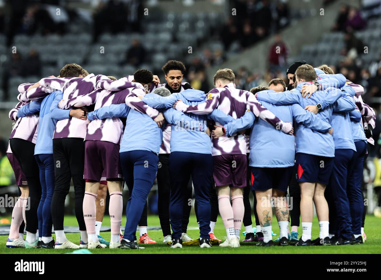 Newcastle, Royaume-Uni. 18 décembre 2024. Les joueurs de Brentford forment un caucus lors de l'échauffement avant le Carabao Cup Quarter final Newcastle United vs Brentford au James's Park, Newcastle, Royaume-Uni, le 18 décembre 2024 (photo Mark Cosgrove/News images) à Newcastle, Royaume-Uni, le 18/12/2024. (Photo de Mark Cosgrove/News images/SIPA USA) crédit : SIPA USA/Alamy Live News Banque D'Images