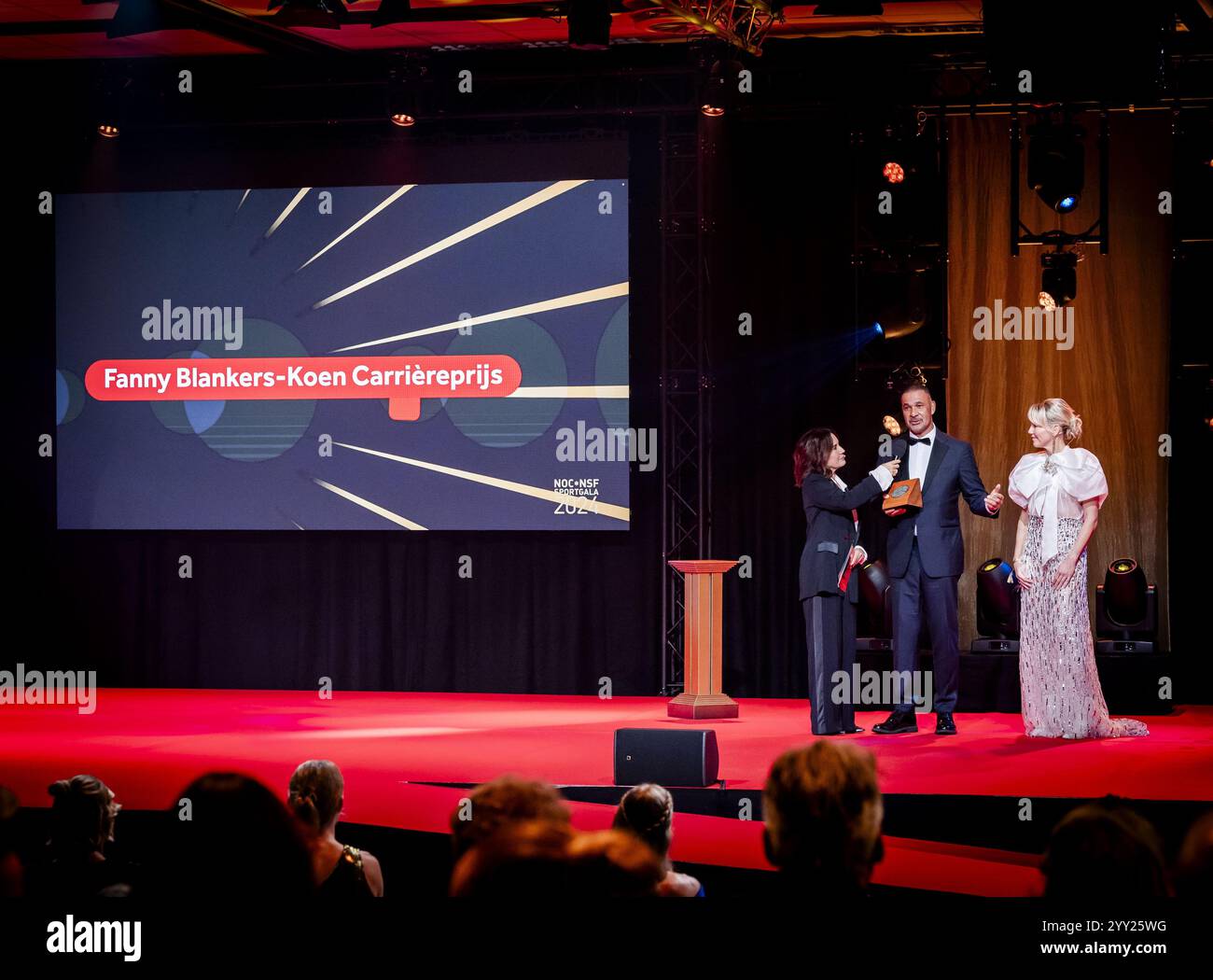 ARNHEM - Ruud Gullit sur scène après avoir remporté le Prix de carrière Fanny Blankers-Koen lors de la remise de prix sportifs lors du Gala sportif du CNO*NSF. ANP ROBIN VAN LONKHUIJSEN Banque D'Images