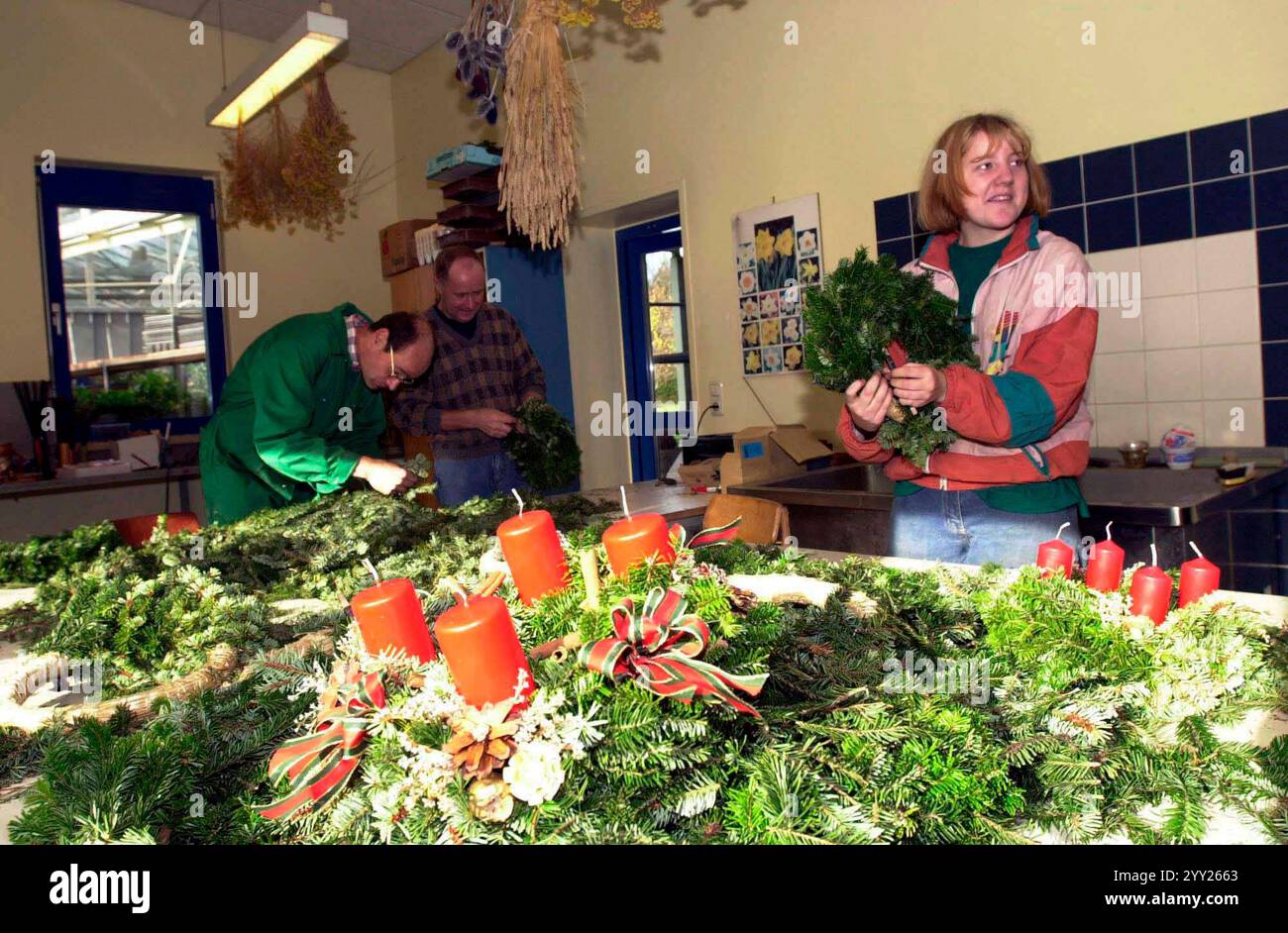 DATE D'ENREGISTREMENT NON INDIQUÉE couronne de l'Avent verte avec des bougies et des décorations dans la saison de noël couronne de l'Avent dans la saison de noël Banque D'Images