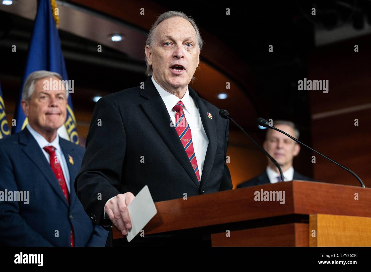 Washington, États-Unis. 18 décembre 2024. Le représentant américain Andy Biggs (R-AZ) s'exprimant lors d'une conférence de presse sur la sécurité frontalière organisée par le House Republican Congressional Border Security Caucus au Capitole des États-Unis. (Photo de Michael Brochstein/Sipa USA) crédit : Sipa USA/Alamy Live News Banque D'Images