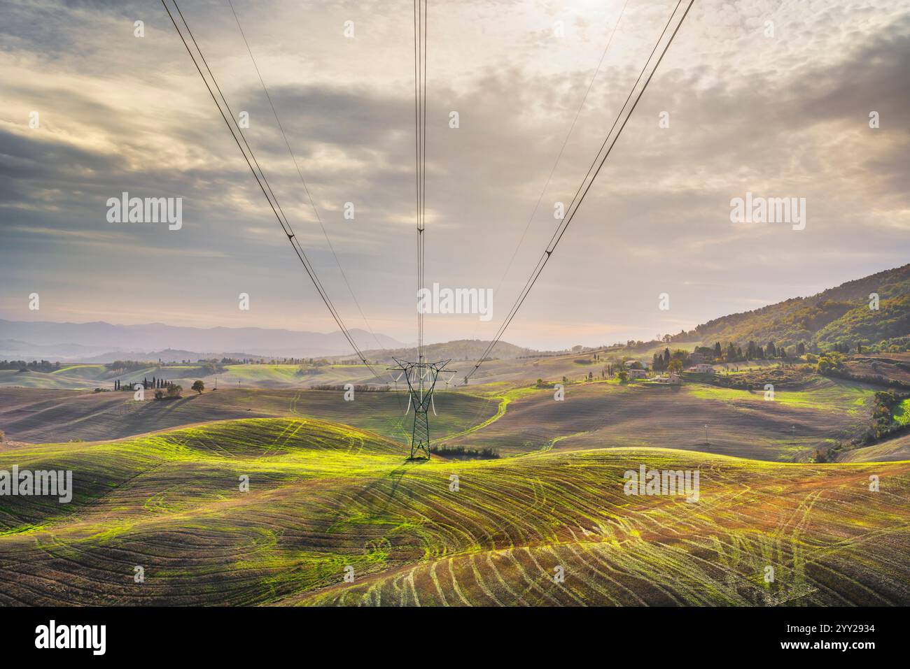 Tour de transmission électrique qui supporte une ligne électrique aérienne dans le paysage toscan. Italie Banque D'Images