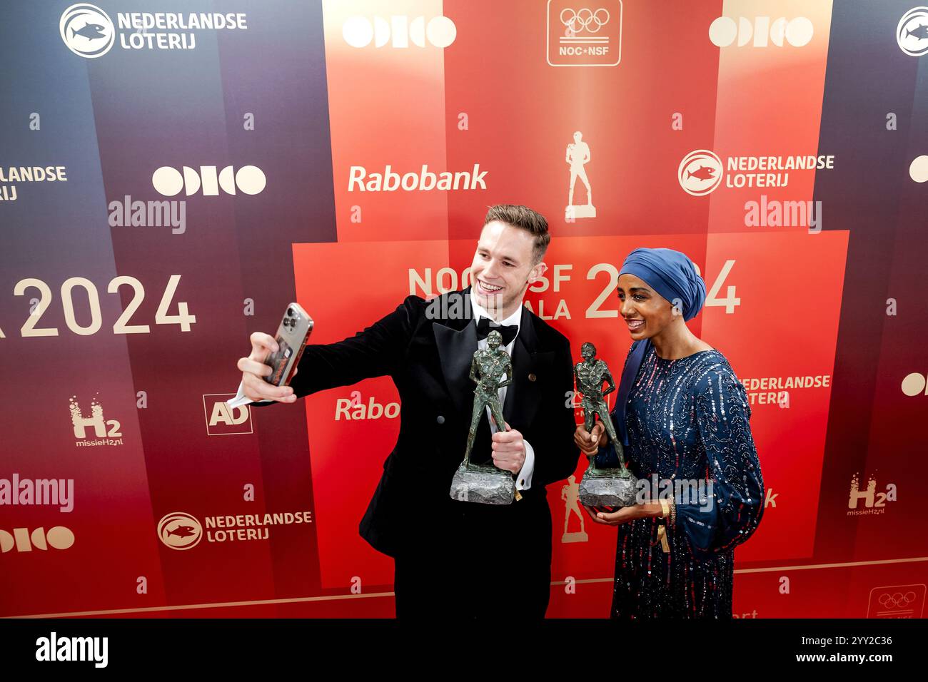 ARNHEM - Harrie Lavreysen et Sifan Hassan avec les prix du sportif et de la sportive de l'année 2024 lors de la remise des prix sportifs lors du gala sportif NOC*NSF. ANP ROBIN VAN LONKHUIJSEN Banque D'Images