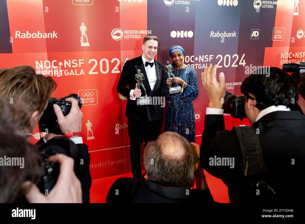 ARNHEM - Harrie Lavreysen et Sifan Hassan avec les prix du sportif et de la sportive de l'année 2024 lors de la remise des prix sportifs lors du gala sportif NOC*NSF. ANP ROBIN VAN LONKHUIJSEN Banque D'Images