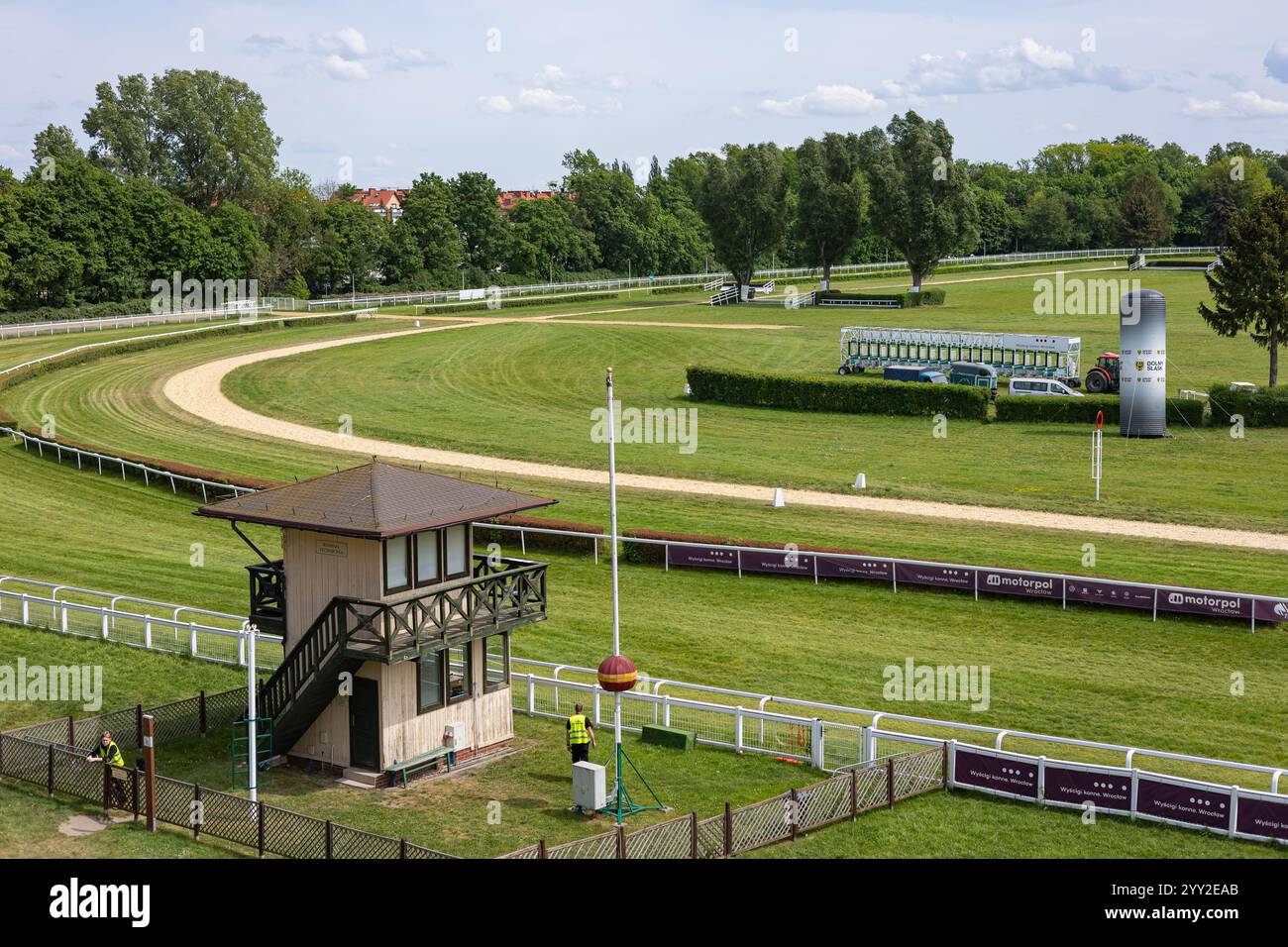 Wroclaw, Pologne- Maj 3, 2024 : vue panoramique de la piste de courses hippiques avec portes de départ, tour de contrôle et terrain d'herbe verte dans un hippodrome de Wroclaw Banque D'Images