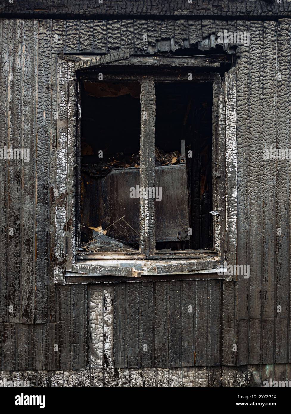 Mur en bois carbonisé d'un bâtiment brûlé, après un incendie. Banque D'Images