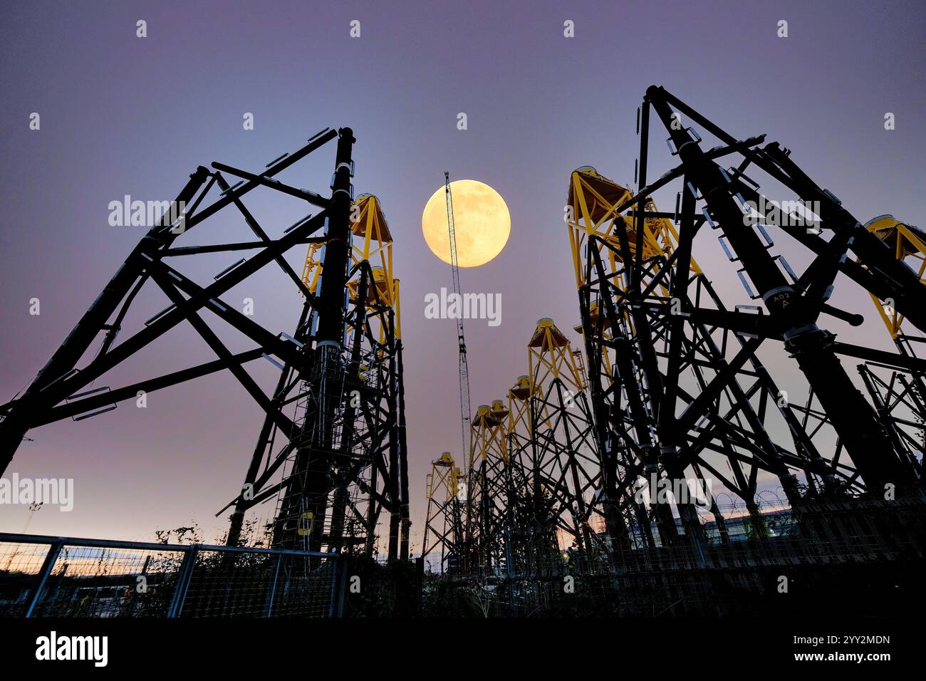 Construction d'éoliennes à Smulders Howdon sur Tyne yard la nuit avec une pleine lune Banque D'Images