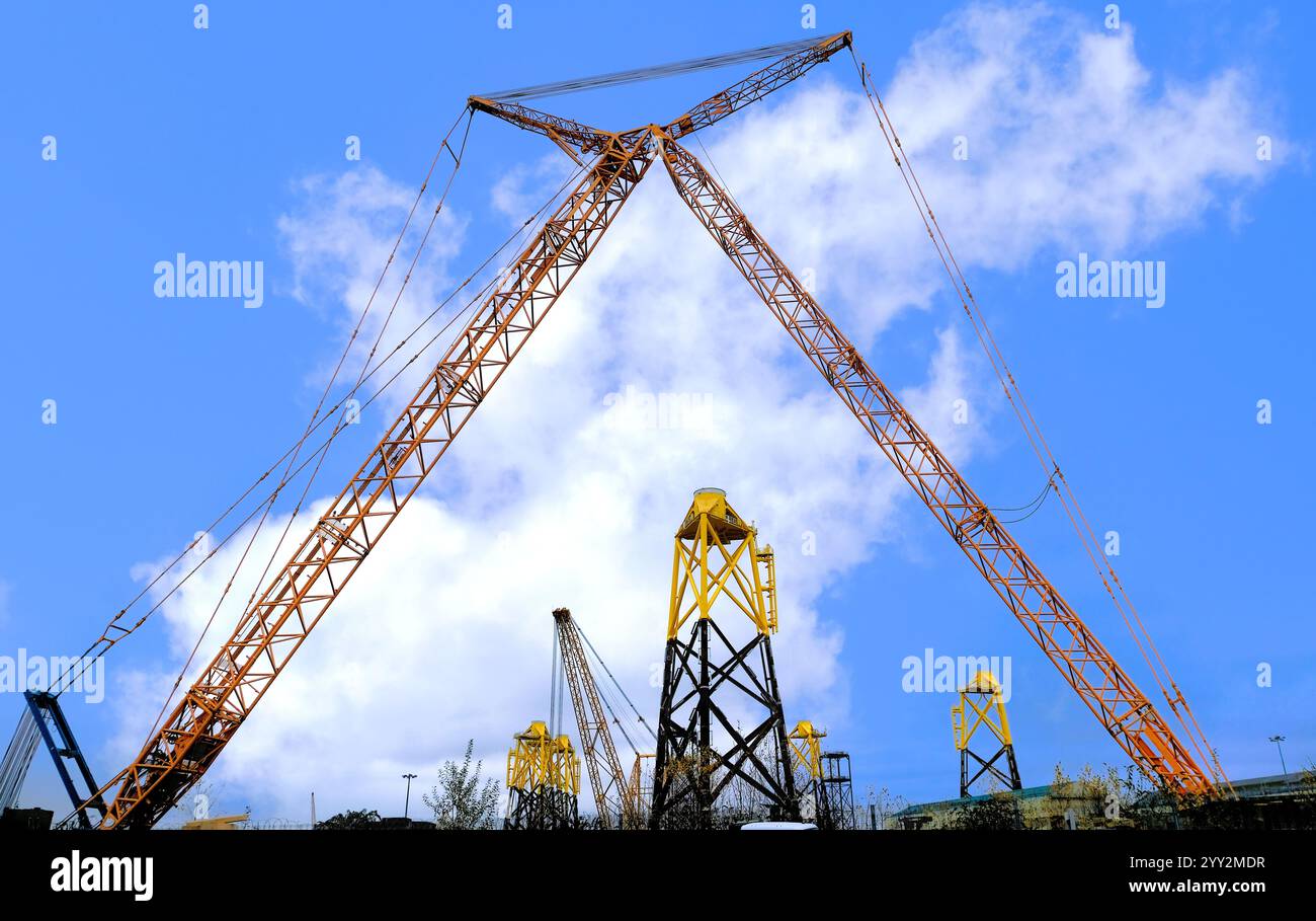 Grues et sections supérieures du parc éolien manufacturé à transporter vers la mer du Nord pour installation à Smulders Howdon Works Tyneside Banque D'Images