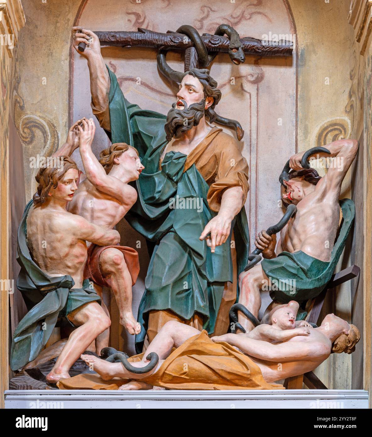 Alessandria - le groupe sculptural polychrome sculpté - Moïse a fait un serpent de bronze dans le désert - dans l'église Chiesa di San Giovannino Banque D'Images