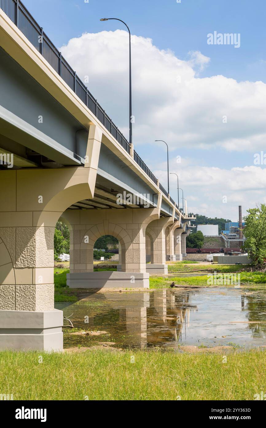 Un nouveau pont traverse le fleuve Mississippi entre le Minnesota et le Wisconsin Banque D'Images