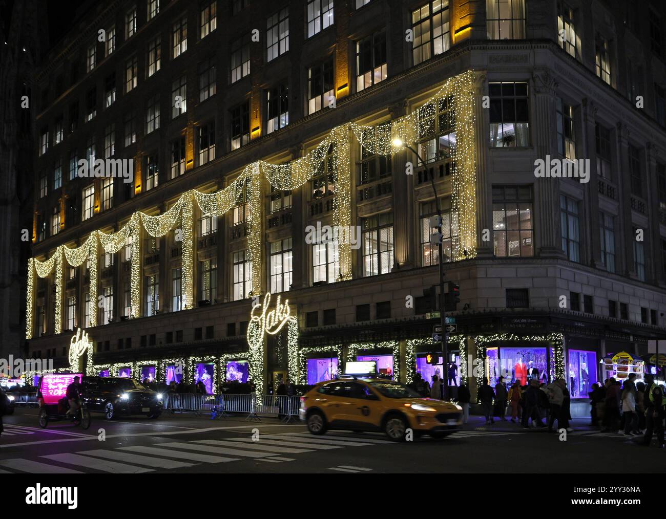 Magasin Saks Fifth Avenue décoré de lumières de Noël sur la 5e Avenue à New York Banque D'Images