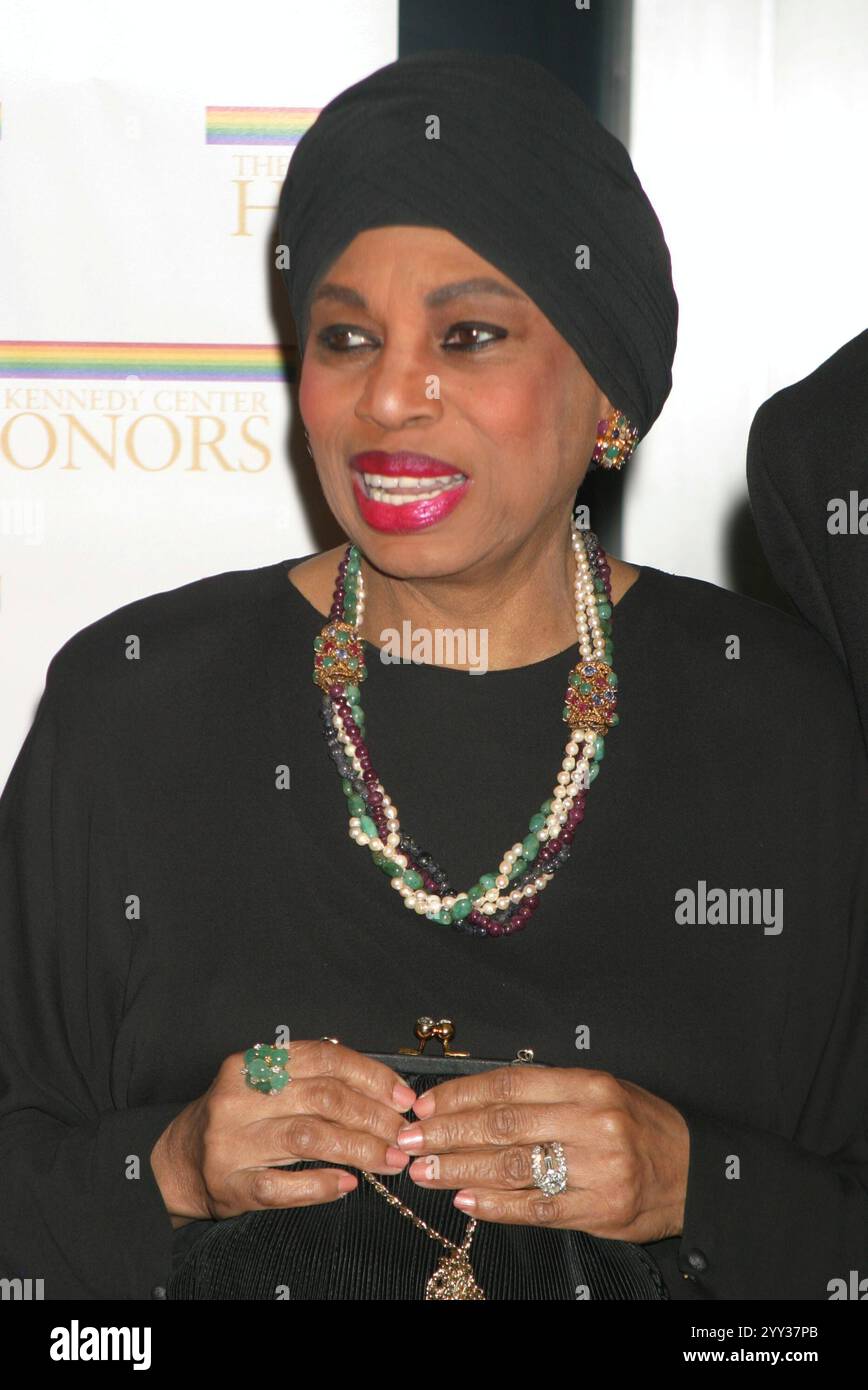 Leontyne Price assiste au dîner des fiduciaires du Kennedy Center au Département d'État de Washington, DC, le 4 décembre 2004. Crédit photo : Henry McGee/MediaPunch Banque D'Images