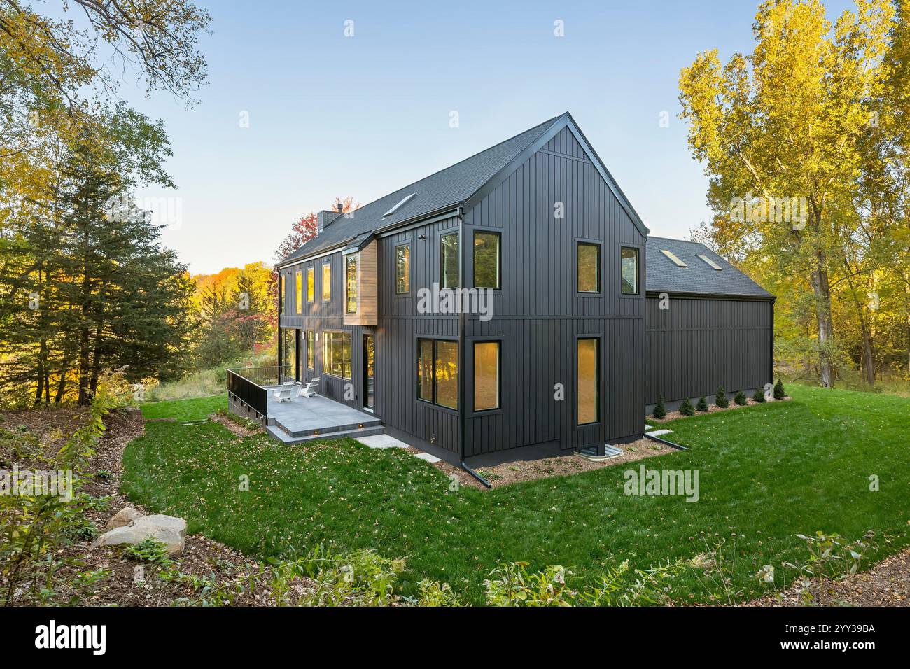 Extérieur arrière de la maison noire avec deux sections à pignon unique Banque D'Images