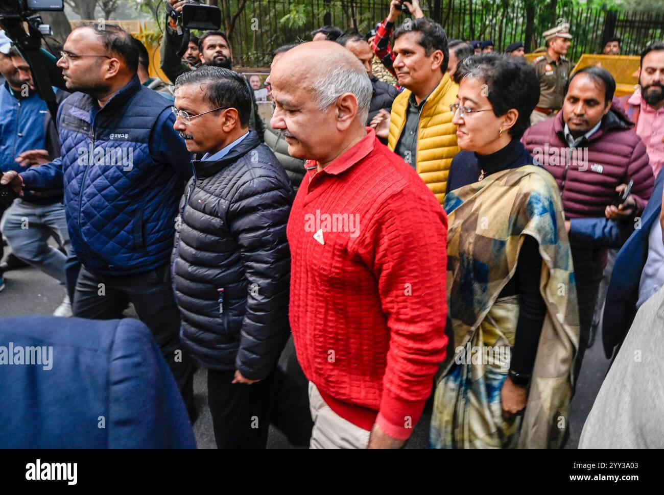 New Delhi, Inde. 18 décembre 2024. NEW DELHI, INDE - 18 DÉCEMBRE : Arvind Kejriwal, animateur national du parti AAM Aadmi, Delhi cm Atishi avec Manish Sisodia, Saurabh Bhardwaj, chef du parti AAP, lors de la manifestation contre le ministre de l'intérieur Amit Shah à propos de sa déclaration concernant Baba Saheb Bhim Rao Ambedkar près du siège du BJP, Deen Dayal Upadhyay Marg le 18 décembre 2024 à New Delhi, Inde. (Photo de Raj K Raj/Hindustan Times/Sipa USA) crédit : Sipa USA/Alamy Live News Banque D'Images